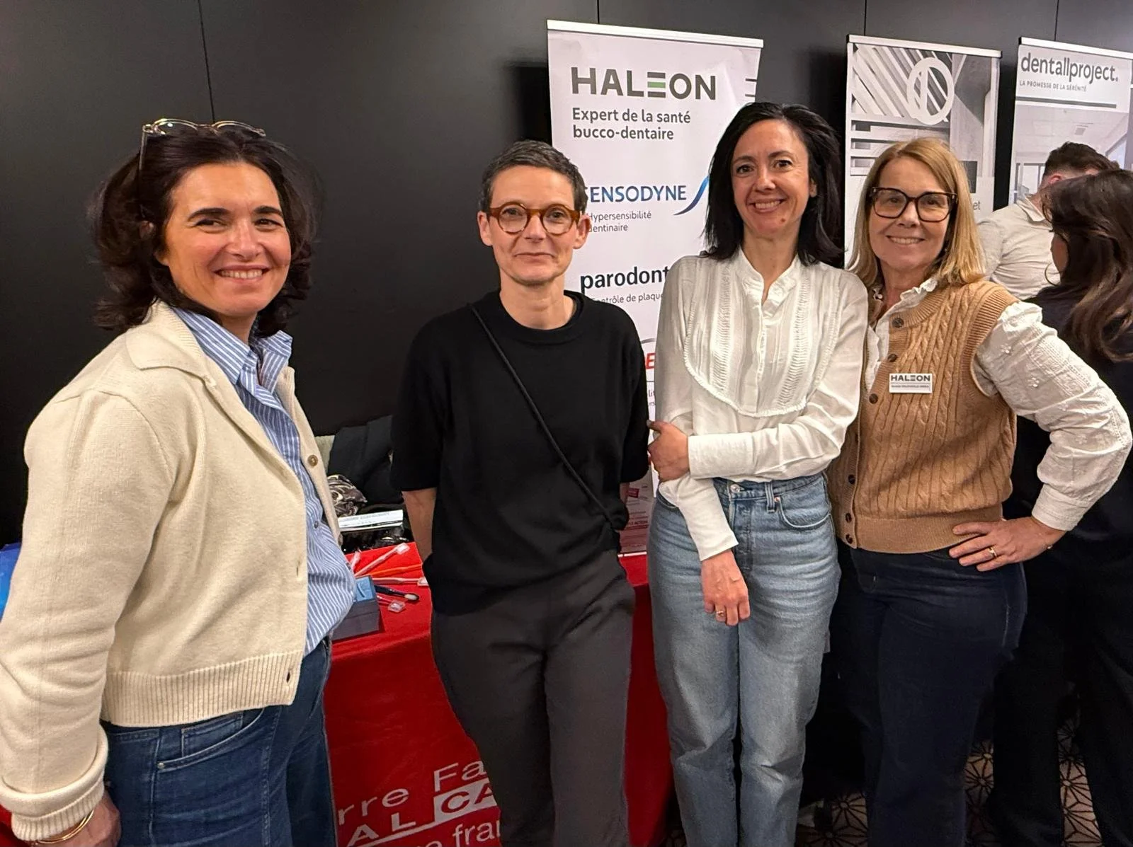 Les souriantes ambassadrices de Pierre Fabre Oral Care et Haléon