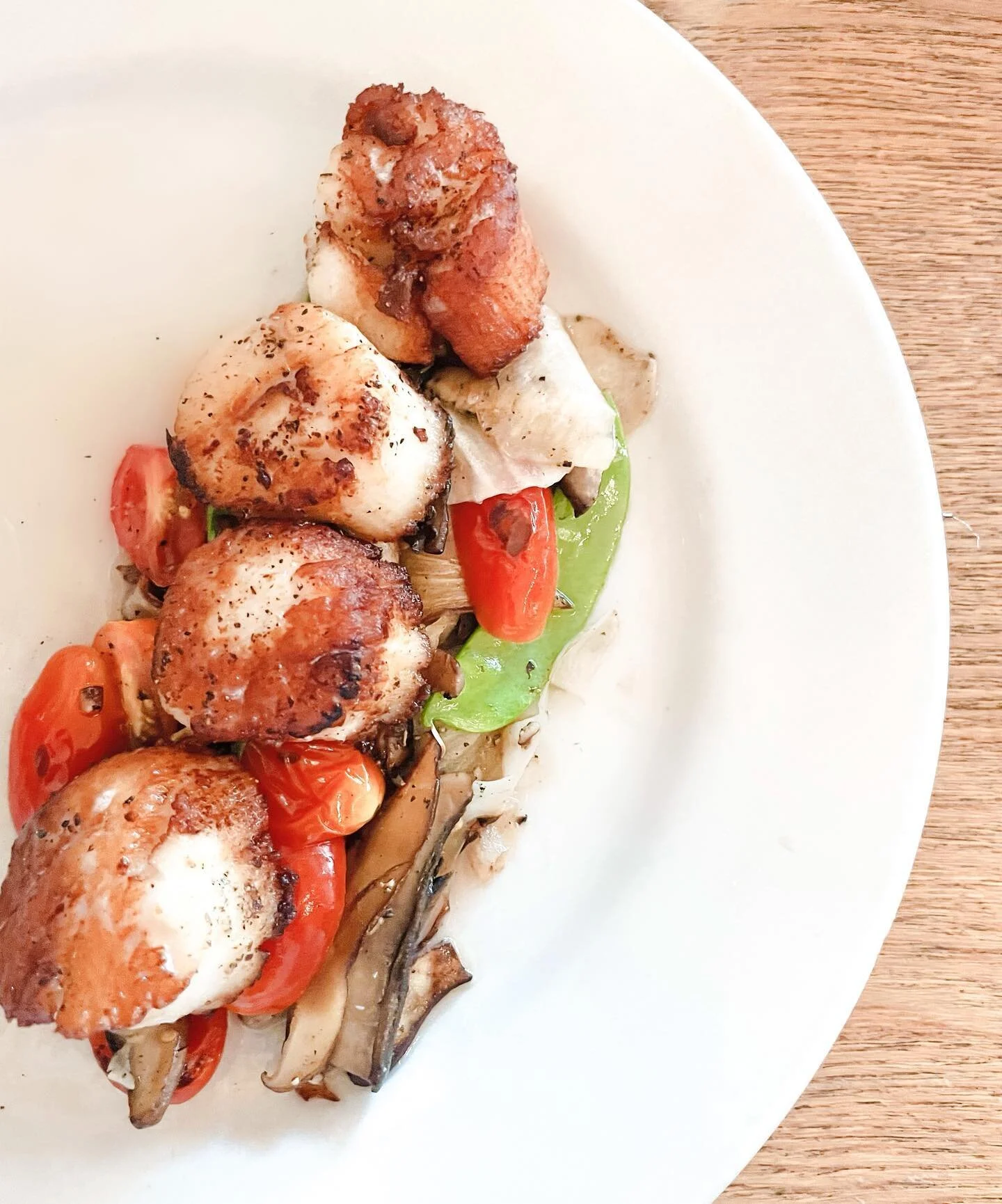 hooked on this fresh catch.
&bull;
&bull;
&bull;
{dEATS: capes are con zafferano&hellip;day boat scallops over roasted tomato, snow peas, fennel &amp; shitake mushroom in a proscecco saffron sauce}