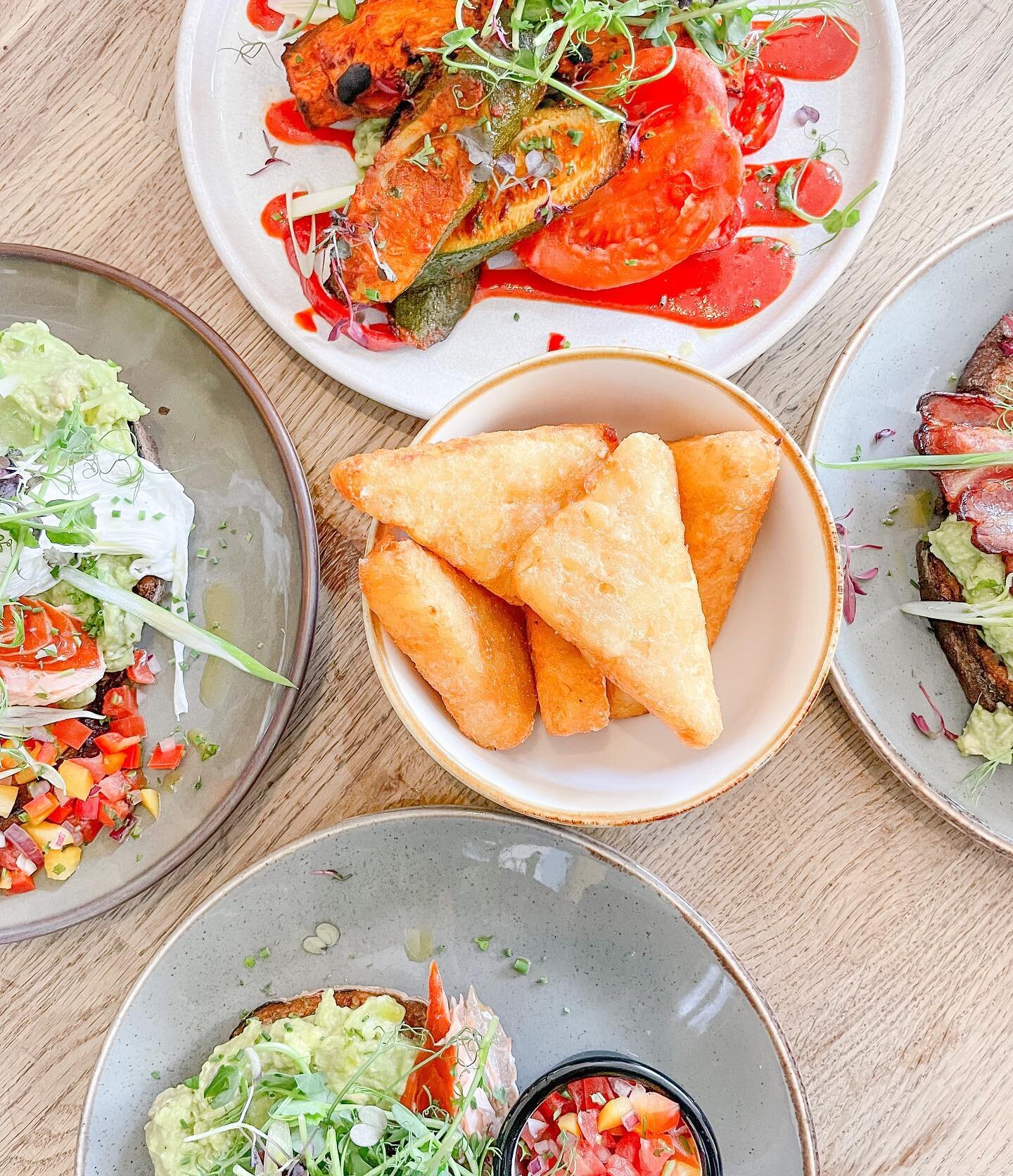 brunchin in scotland hits a little different 
&bull;
&bull;
&bull;
{recommend&hellip;sunshine on stockbridge, u.s.a avocado toast w/ bacon &amp; the BEST smoked salmon, hash browns}