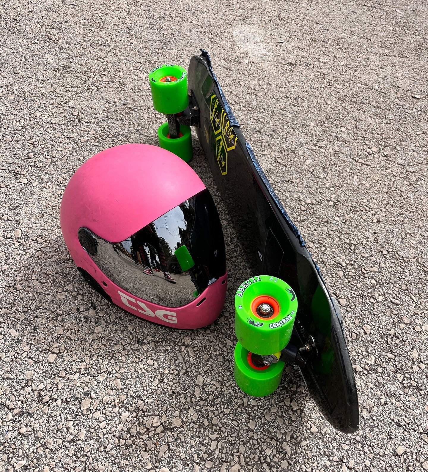 Today&rsquo;s set up brought to you by @nameforainsta666 

Check out his Madrid Ghost wrapped in carbon fibre by @prototypedownhill 

#madridskateboards #madriddownhill