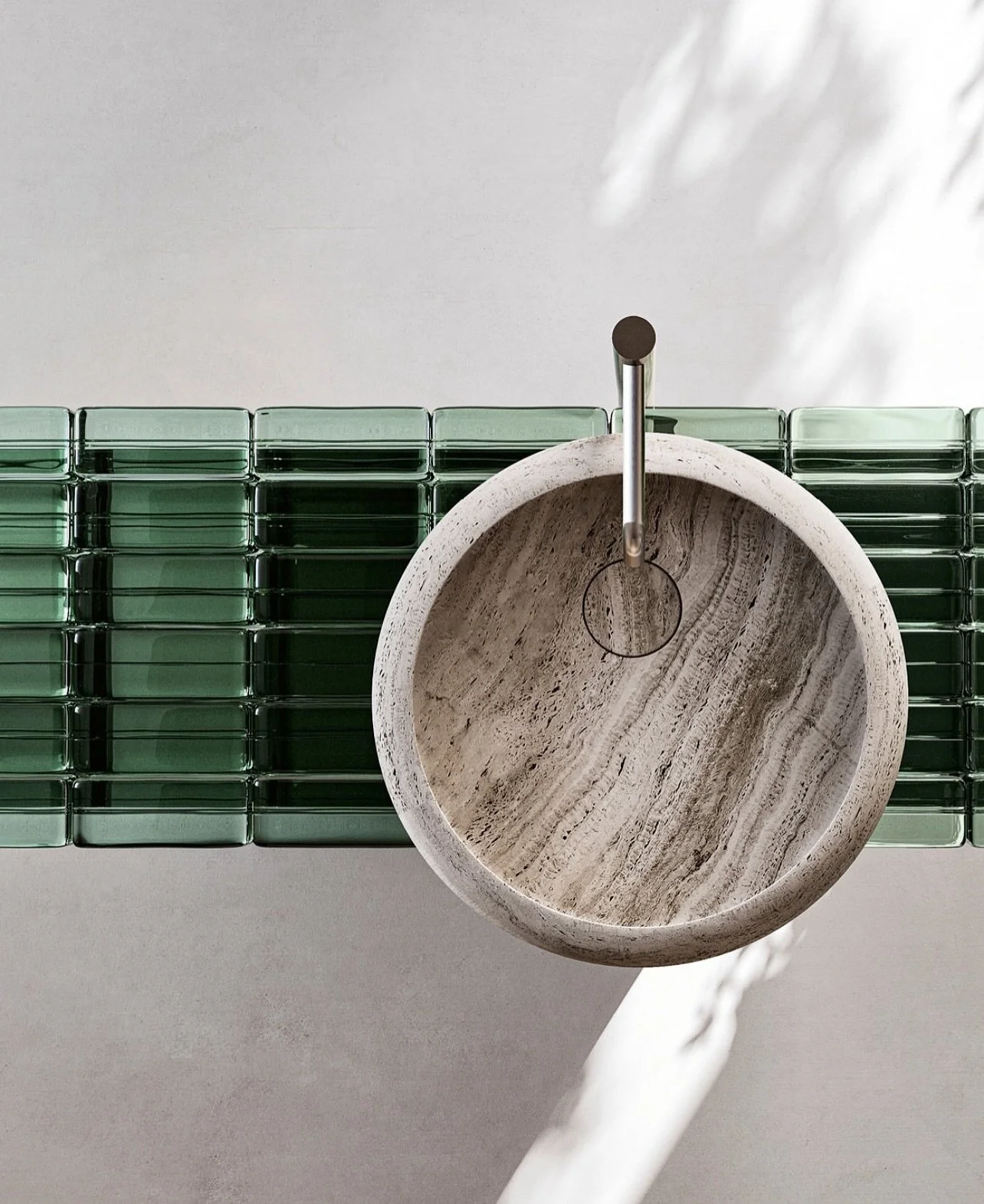 ⓅⓉ. Uma fus&atilde;o perfeita entre tecnologia e arte, onde materiais surpreendentes d&atilde;o forma a volumes suspensos e geometrias fascinantes.
O Opus &eacute; criado com mestria artesanal: tijolos de vidro, a&ccedil;o e m&aacute;rmore, numa harm