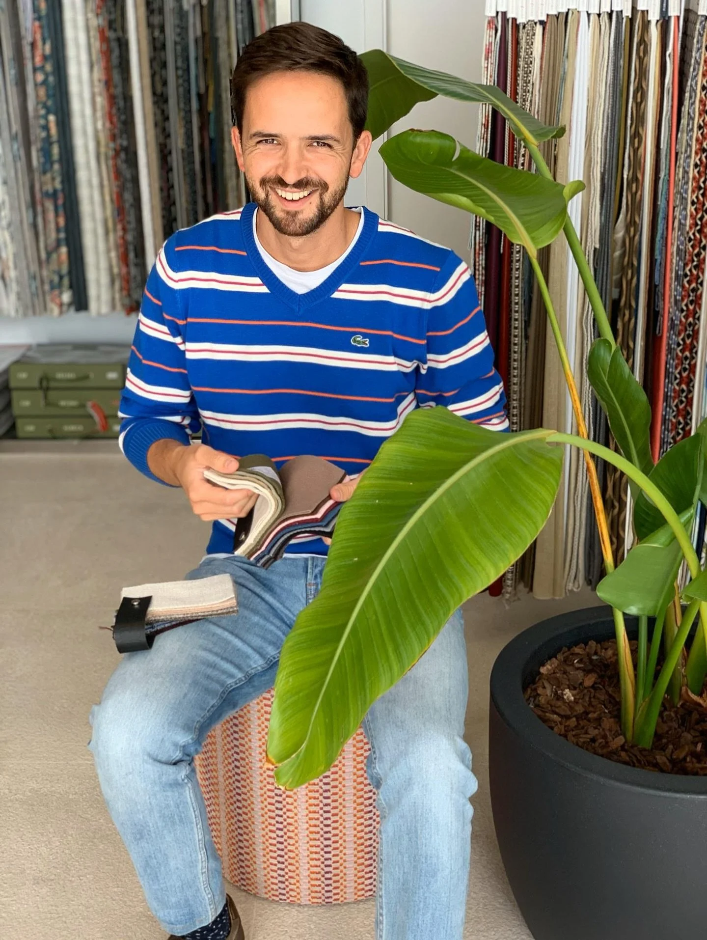 ⓅⓉ. ✨ Visitar showrooms de tecidos e pap&eacute;is de parede &eacute; fundamental para sentir, literalmente, cada detalhe.
As cores ganham vida, as texturas revelam personalidade e as combina&ccedil;&otilde;es certas nascem do contacto direto com os 