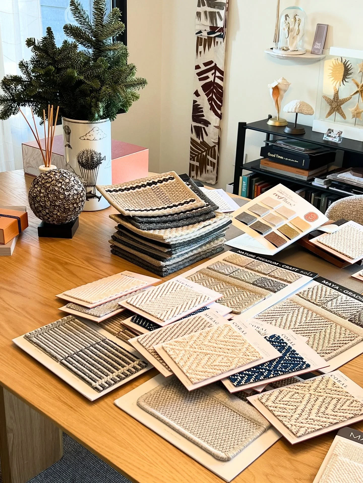 ⓅⓉ. Os tapetes t&ecirc;m um papel essencial: trazem conforto, definem &aacute;reas e harmonizam a decora&ccedil;&atilde;o.
Ajudamos a encontrar a pe&ccedil;a certa para complementar a paleta, equilibrar o ambiente e elevar a atmosfera da casa.

ⒺⓃ. R