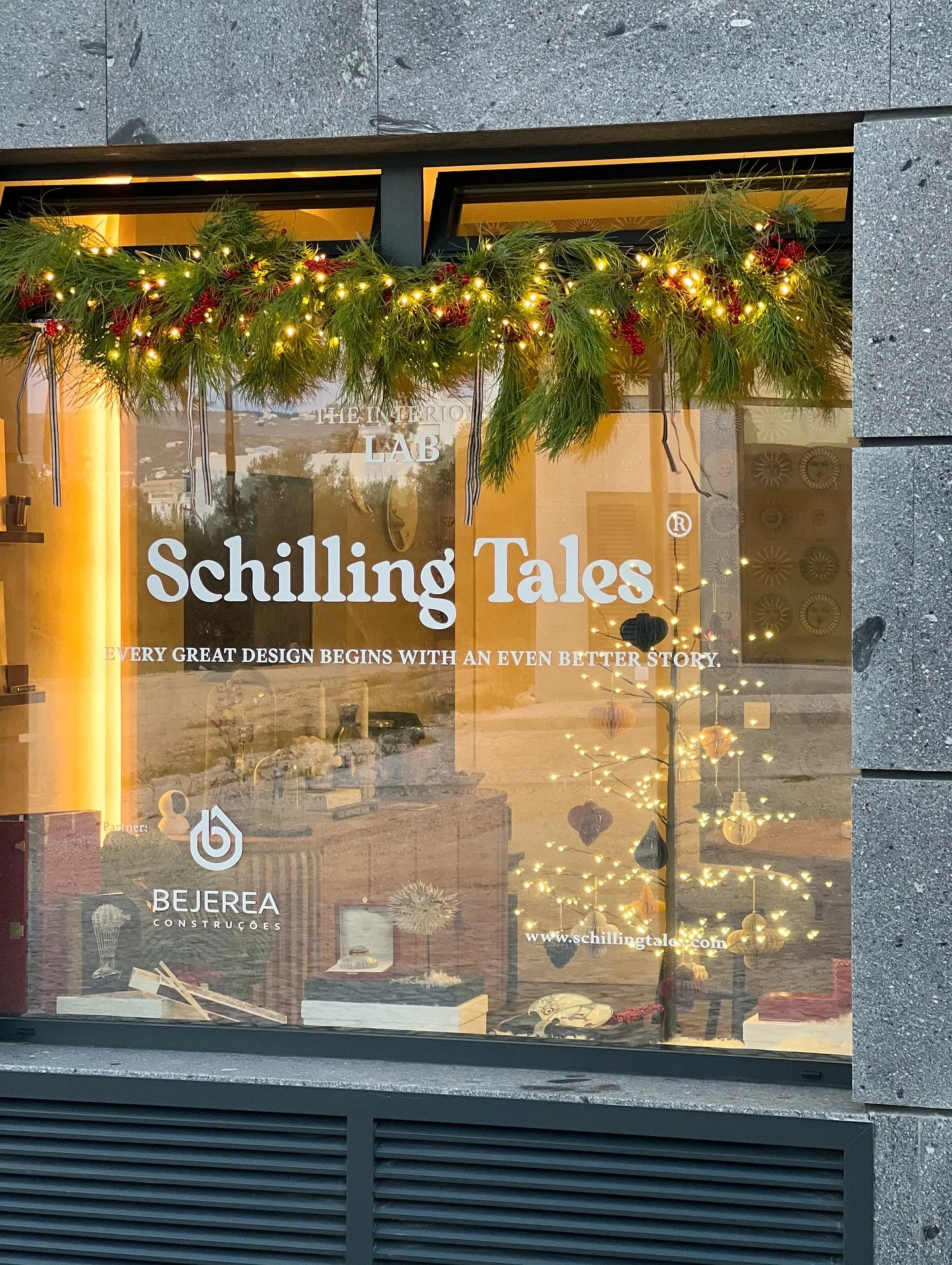 ⓅⓉ. Este Natal, a montra transforma-se num pequeno teatro de maravilhas: luz suave, formas envolventes e detalhes que parecem sussurrar hist&oacute;rias a quem passa. Um cen&aacute;rio elegante, festivo e inesperado, criado para despertar curiosidade