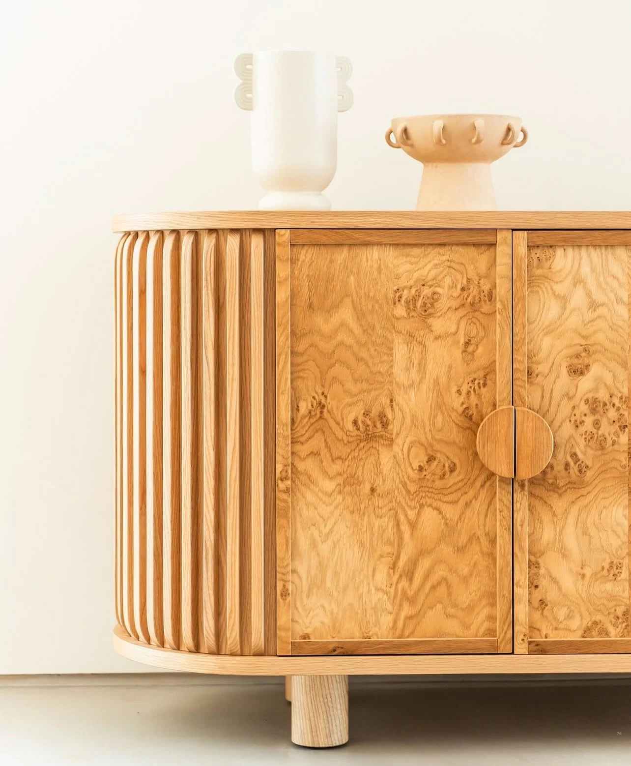 ⓅⓉ. Aparador Wanda &ndash; executado em carvalho, com portas marcantes em folha de raiz de carvalho.
Armazenamento generoso aliado a um design elegante, resultando numa pe&ccedil;a espa&ccedil;osa que traz leveza e sofistica&ccedil;&atilde;o a qualqu