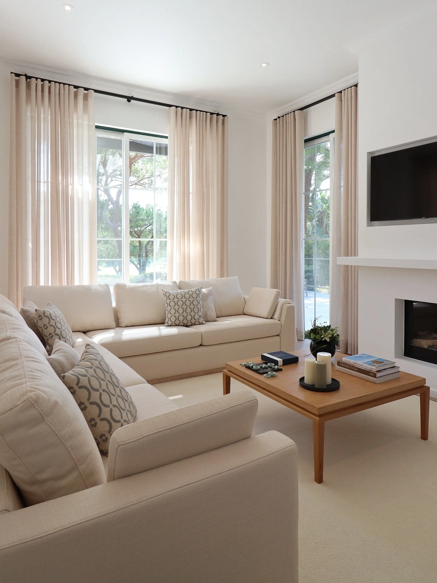 ⓟⓣ. Nos Pinheiros Altos, esta moradia de f&eacute;rias conjuga arquitetura cl&aacute;ssica com um design de interiores contempor&acirc;neo, marcado por linhas retas, texturas suaves e tons neutros. Com excelentes divis&otilde;es e frente para o golfe