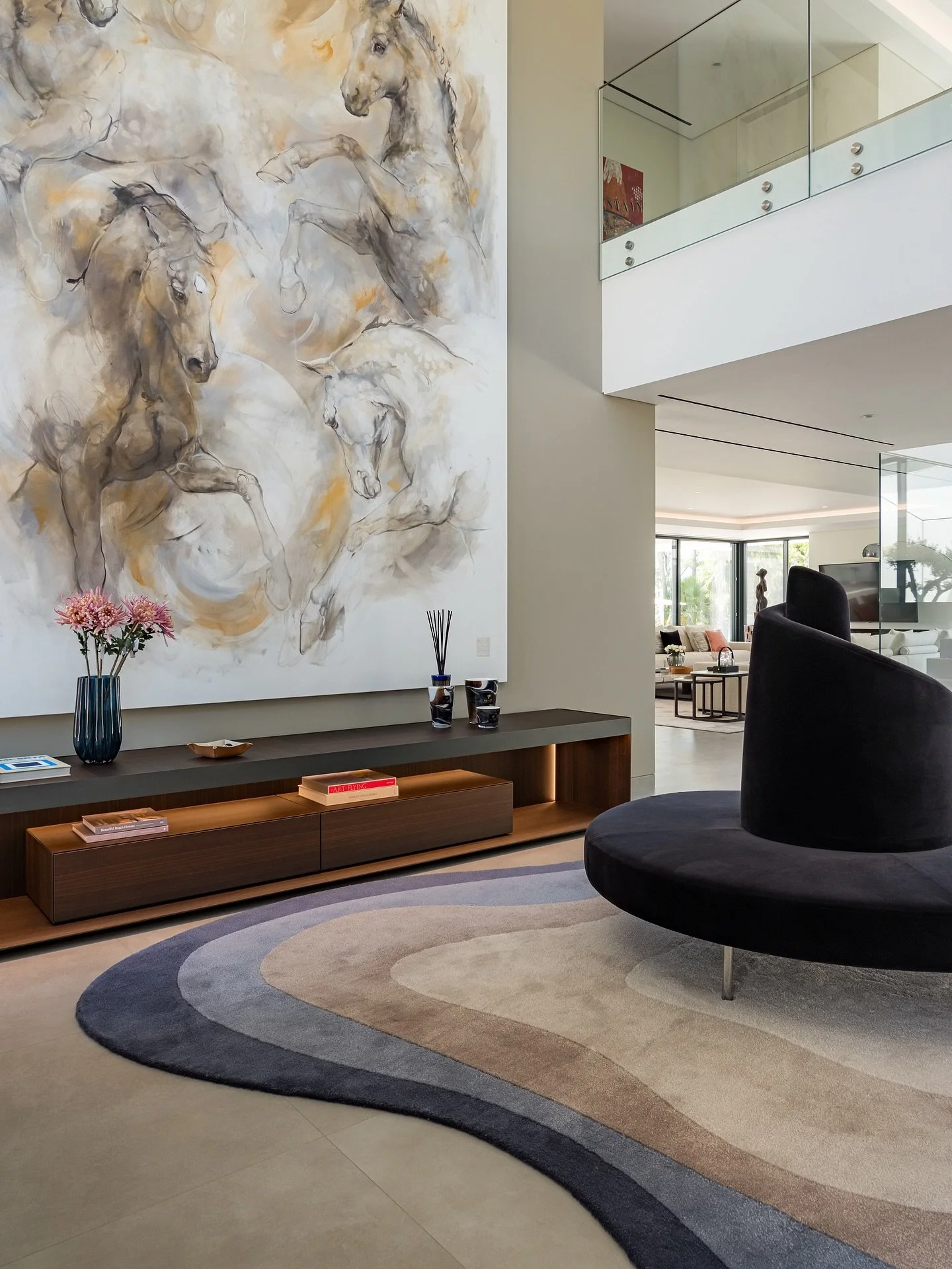 🅟🅣 Eleg&acirc;ncia desde o primeiro olhar.

Neste hall de entrada em Vale do Lobo, cada detalhe foi cuidadosamente pensado para criar uma experi&ecirc;ncia visual &uacute;nica, desde o tapete personalizado &agrave;s linhas escult&oacute;ricas do ic