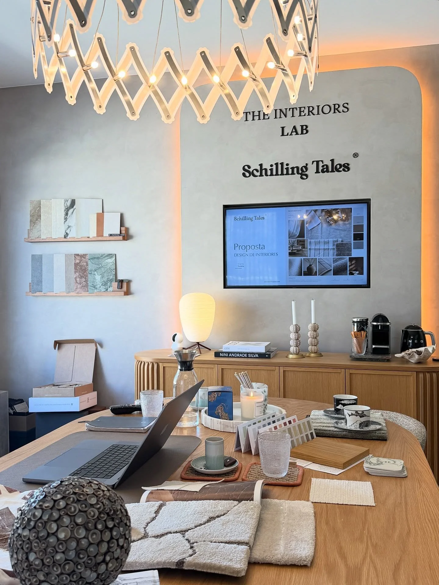 🅟🅣 Entre escolhas, materiais e detalhes, damos vida a mais um projecto de uma vivenda pensado ao detalhe. ✨
Schilling Tales &hellip; Interiores com identidade e sofistica&ccedil;&atilde;o.

🅔🅝 Between selections, materials, and details, we bring 