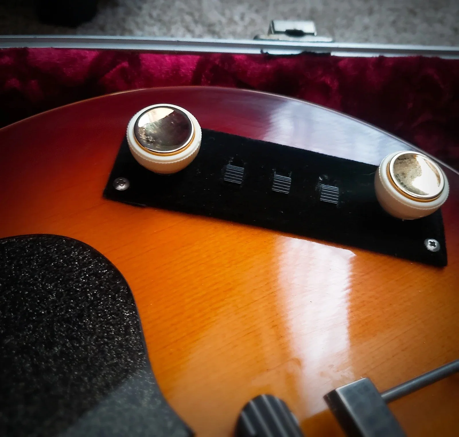 Höfner Club Bass: converted to Bass VI. Custom velvet control plate.