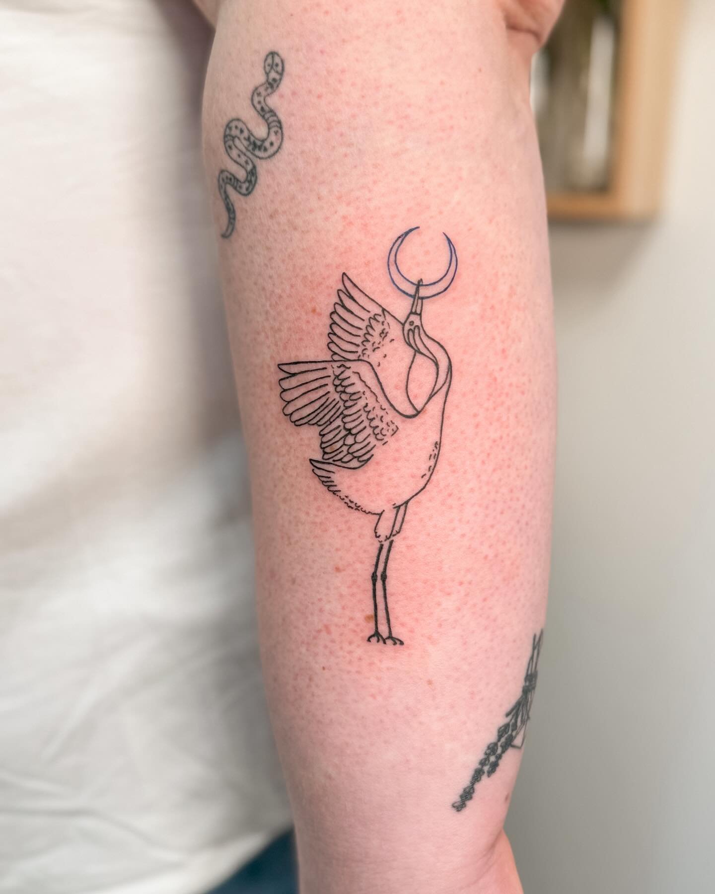 Absolutely obsessed with this heron and crescent moon my client brought me that was designed by the INCREDIBLE @fiz_lorsman 😍 (*not designed by me*)

I love tattooing my own designs (obvi), but getting to tattoo commissioned or permit pieces is also