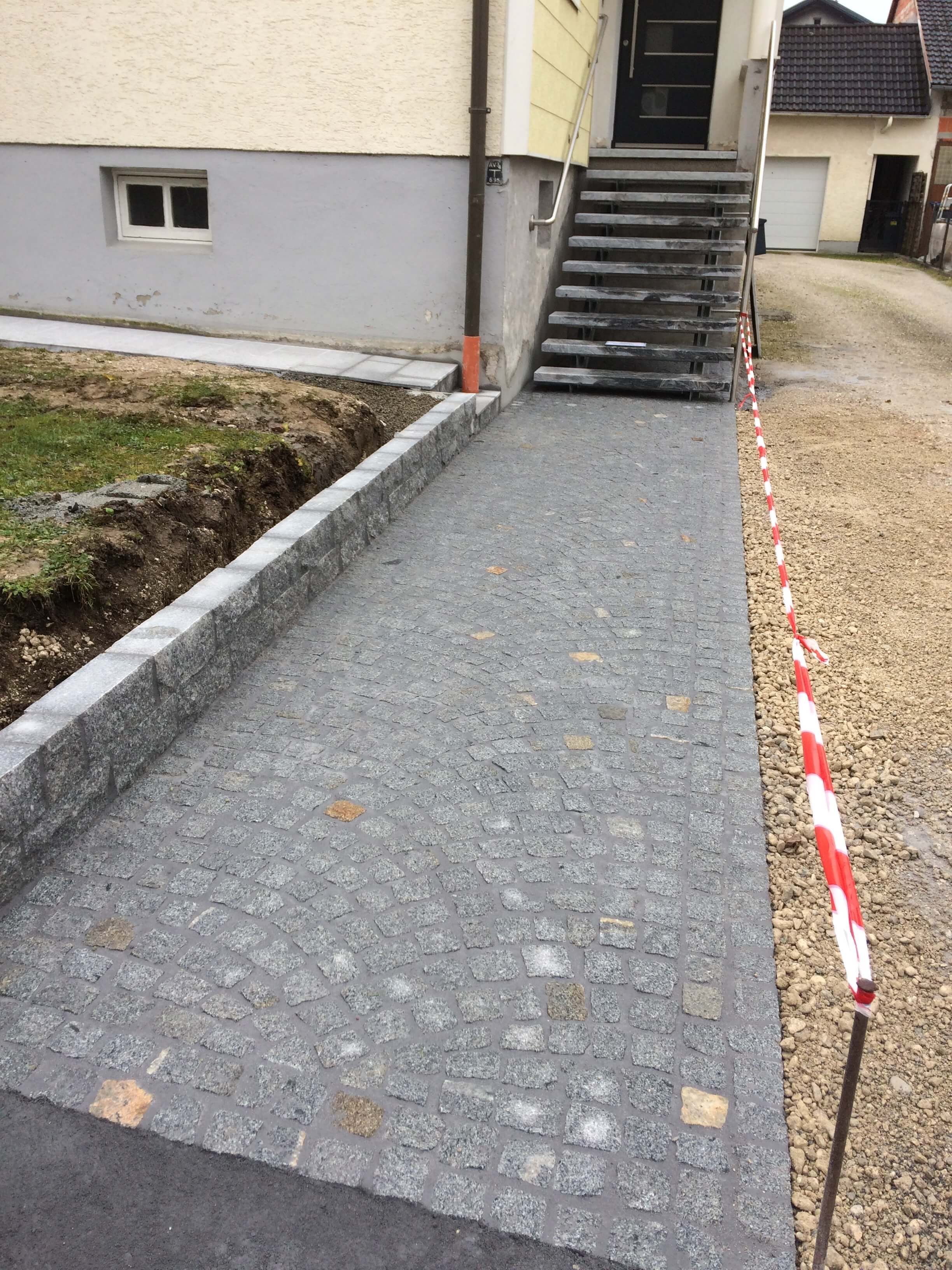 Prostein Pflasterbau OG - Gehweg aus Granitwürfel im Segmentbogen Steyr