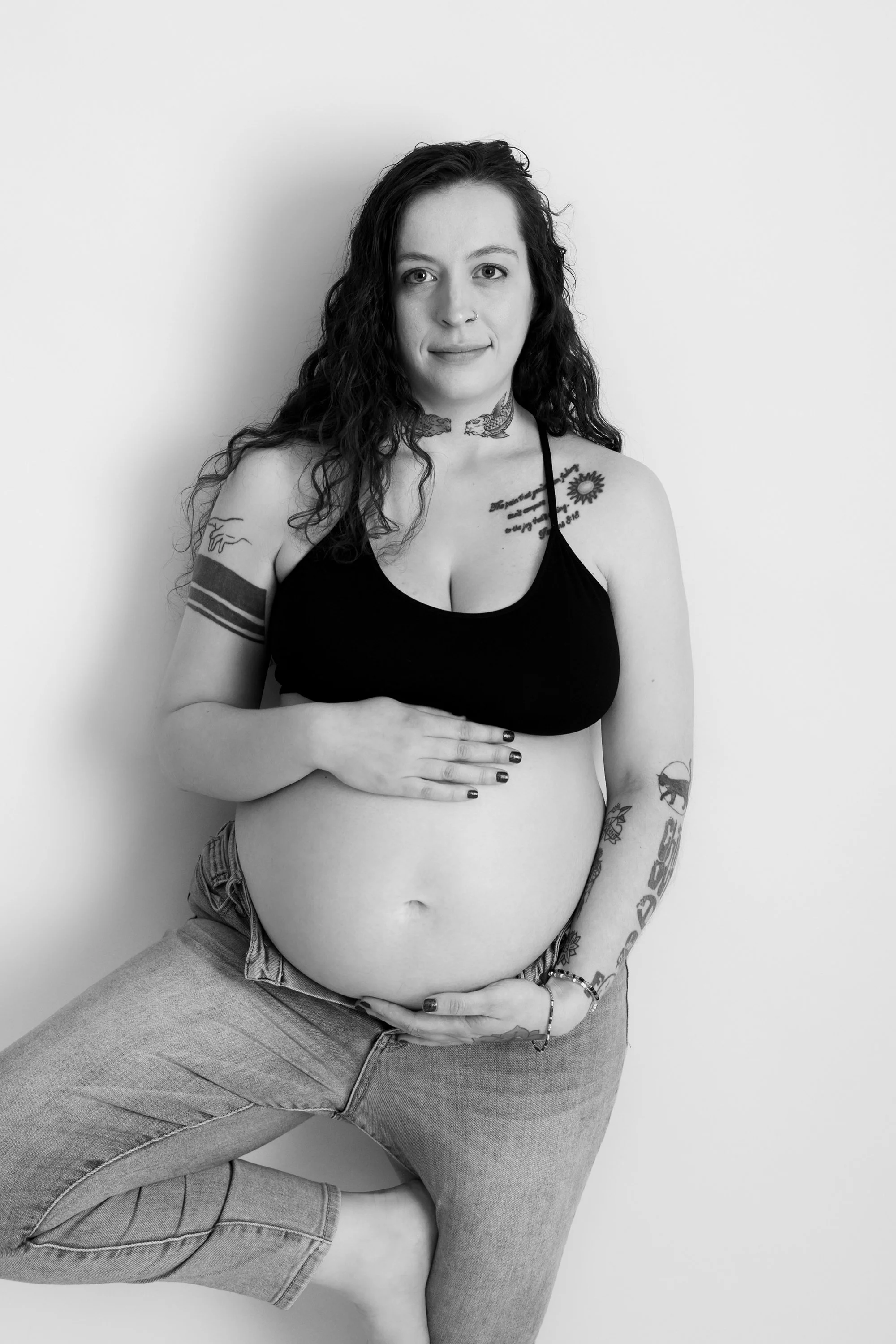 Minimalist maternity photography at RA Photography studio: A timeless black and white portrait focusing on the natural beauty of the baby bump.