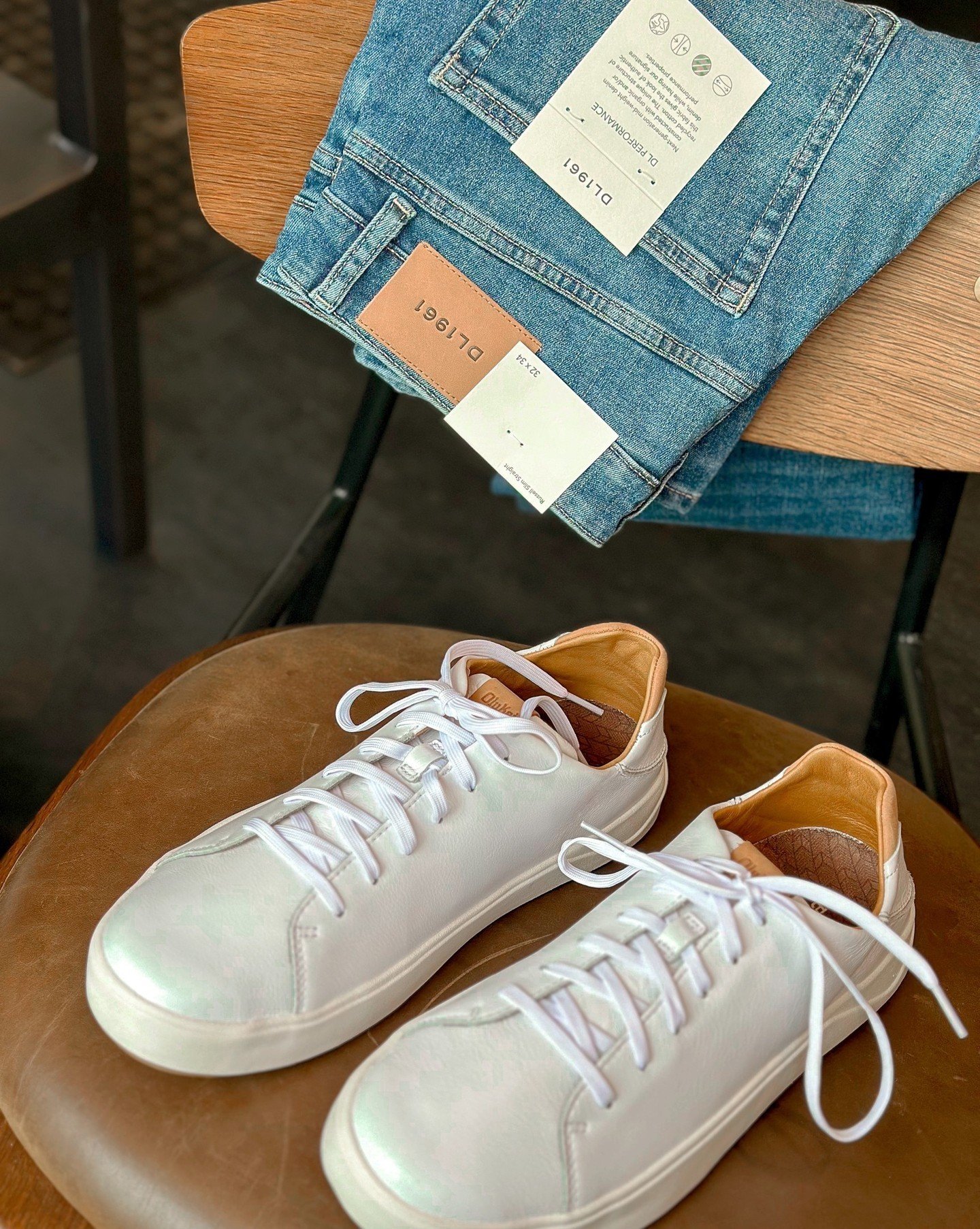 Spring dressing made easy. Pair up with medium wash denim and crisp white sneakers for a fresh look. We've got you covered with @olukai kicks and a variety of washes and fits from @dl1961denim. Come find your perfect match! 👖👟 ⁠
⁠
#SpringStyle #Den