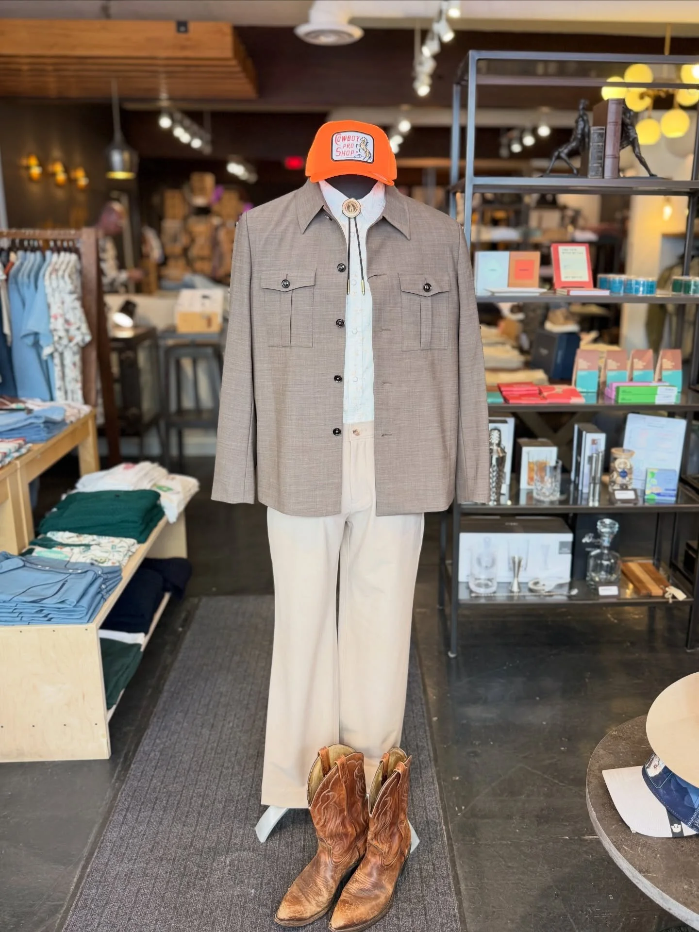 1 piece. 3 ways. 🤠

A @senderopc western shirt that works from shorts and flip flops to tucked-in denim to a casual linen suit.

Dress it down. Dress it up. Make it yours.

#WesternStyle #StuffForHim #CalgaryStyle #SummerStyle #ShopLocal