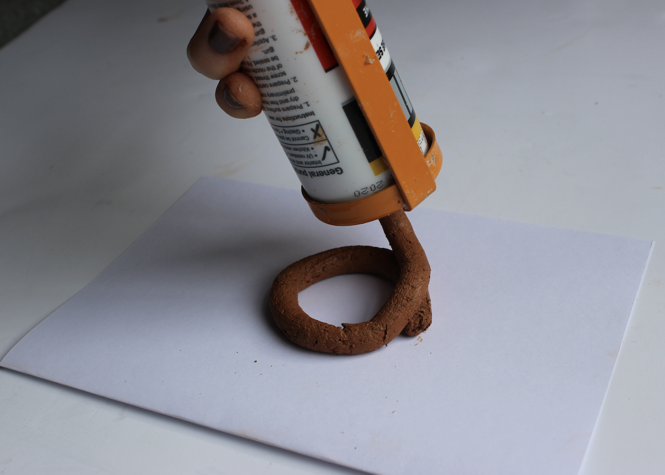 05 Fill gun with mixture and extrude