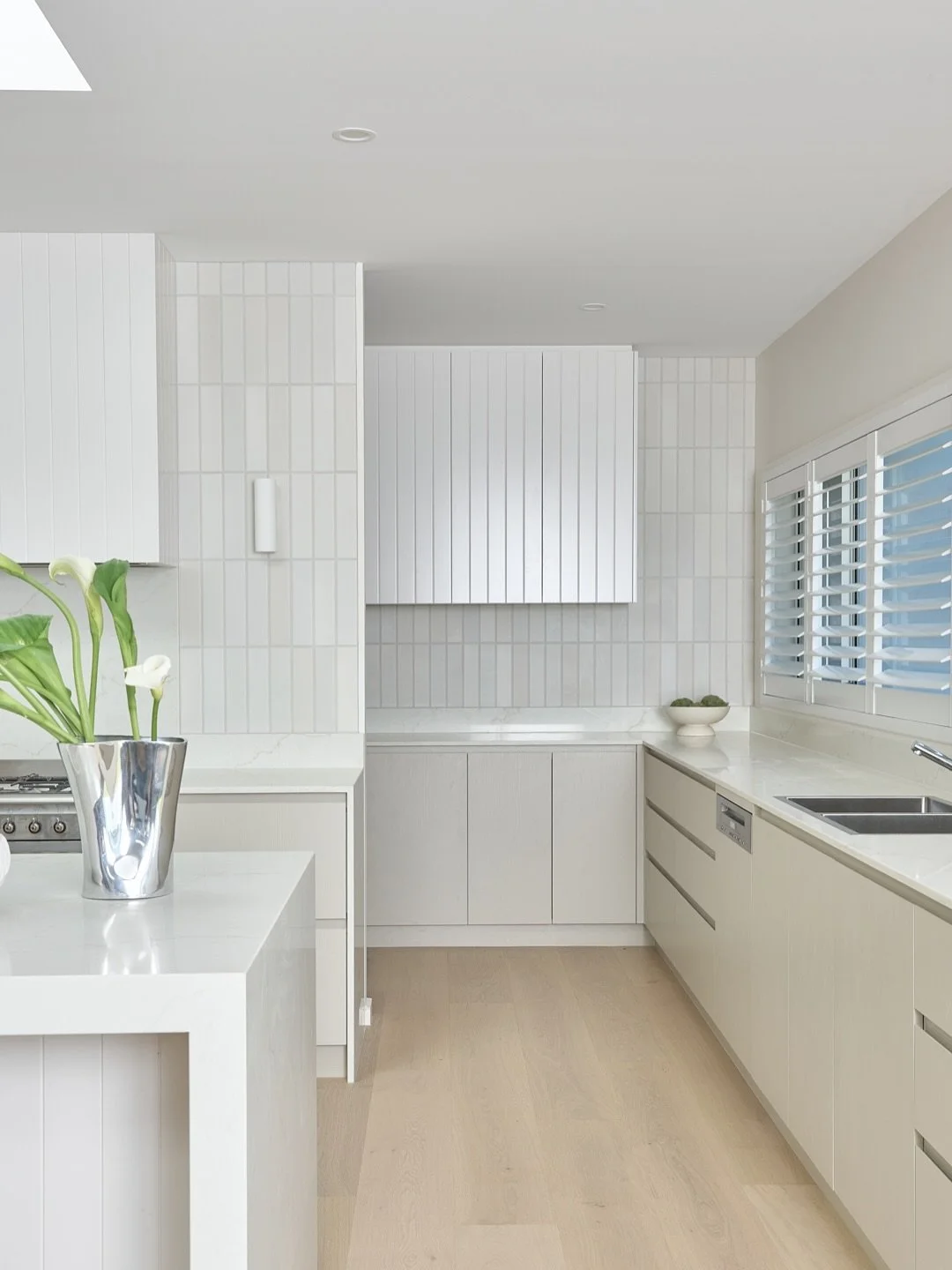 &bull; BROOKE &bull;

This holiday home once hid its kitchen in the shadows; tight corners, dark finishes, and no connection to the life happening around it.

Our brief? Create a kitchen that invites everyone in, from early-rising grandparents to lit