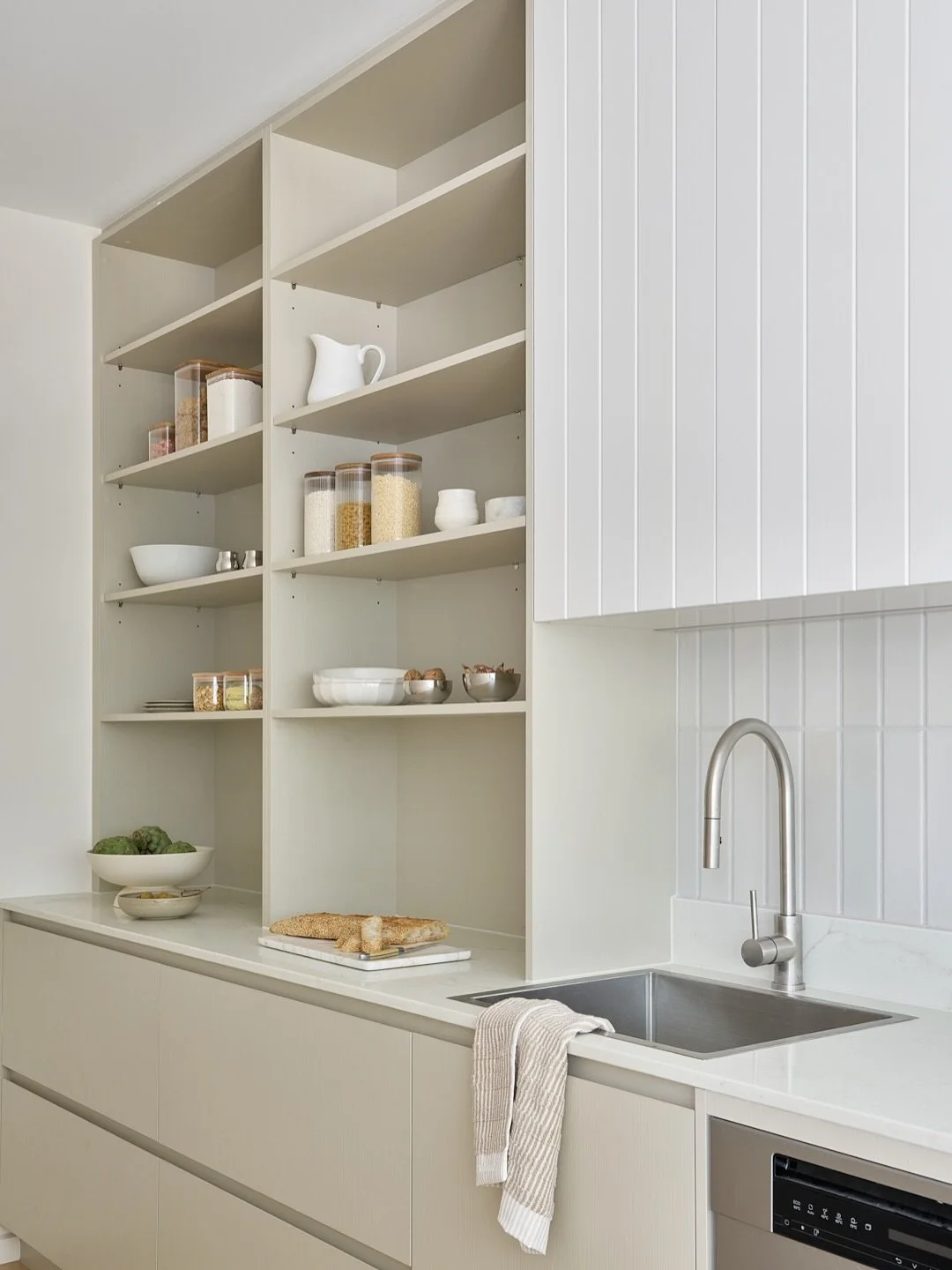 The secret pantry ✨

The key to the perfect butlers pantry lies in ease of access and connection to the kitchen. It should enhance the function of the main kitchen, rather than just double up appliances. 

Tucked heathy round the corner, the butlers 