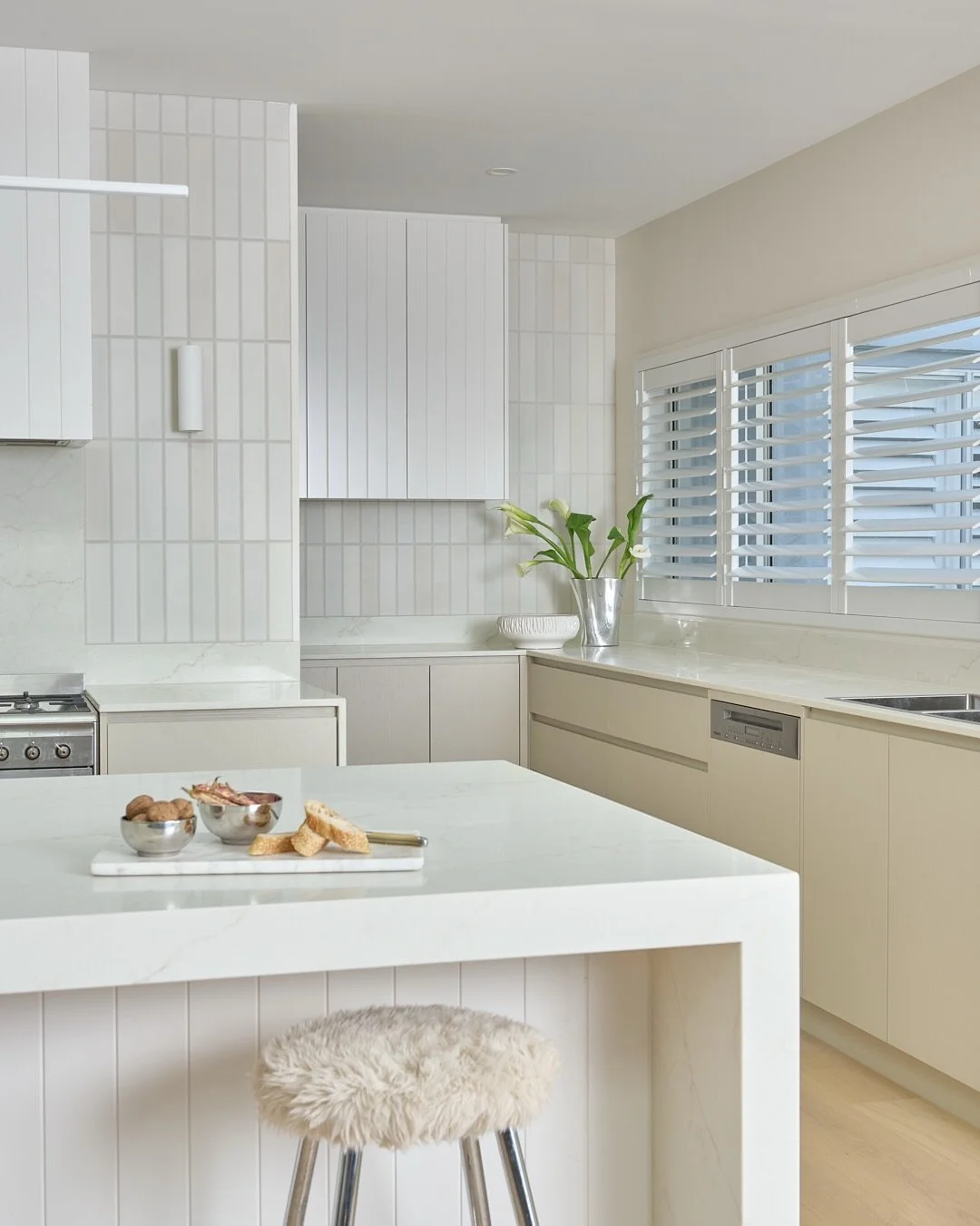 Pull up a seat, it&rsquo;s wine o&rsquo;clock 🍾

Made for easy entertaining, the kitchen at BROOKE provides a backdrop for extended family to gather, spend time together and make memories.

Interior design and styling by us
Photography @leedavidpena