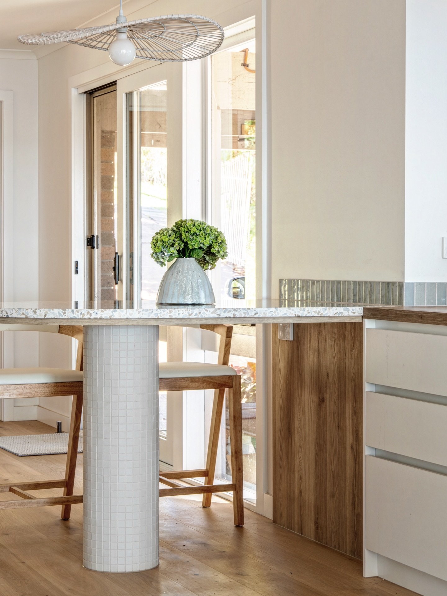 The perfect spot for a morning cuppa ☕️

A galley kitchen layout can often feel like a thoroughfare. So we introduced a curved peninsula to gently interrupt the linear flow, creating a natural place to pause and enjoy the bay views. 

Visible from al
