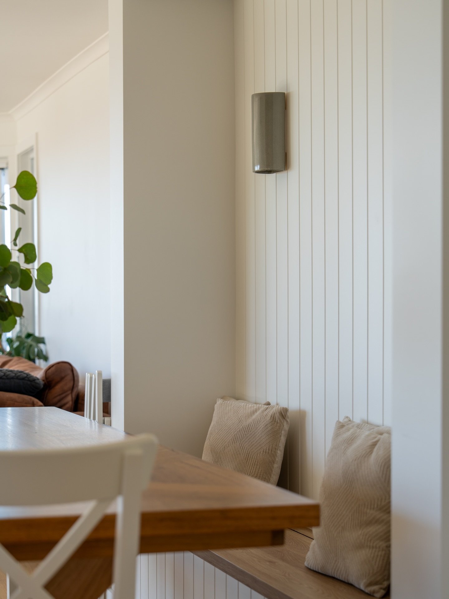 Unexpected structural post = impromptu dining nook 👌🏼

Good design often comes from working with the structure, not against it. 

With some creative thinking onsite with the @rhosh.group  team, a post that couldn&rsquo;t be removed became the frame