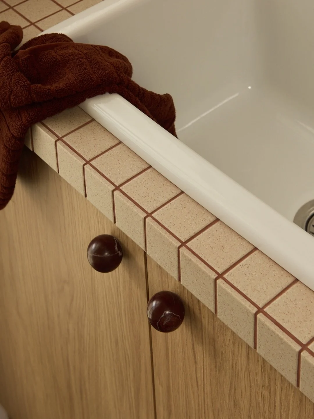 Still obsessing over this tile+grout+knob combo at project FEDRA 🔥🥵

We love thinking outside the box when it comes to material selections and applications, and we love clients who say yes to our crazy ideas even more 🥰