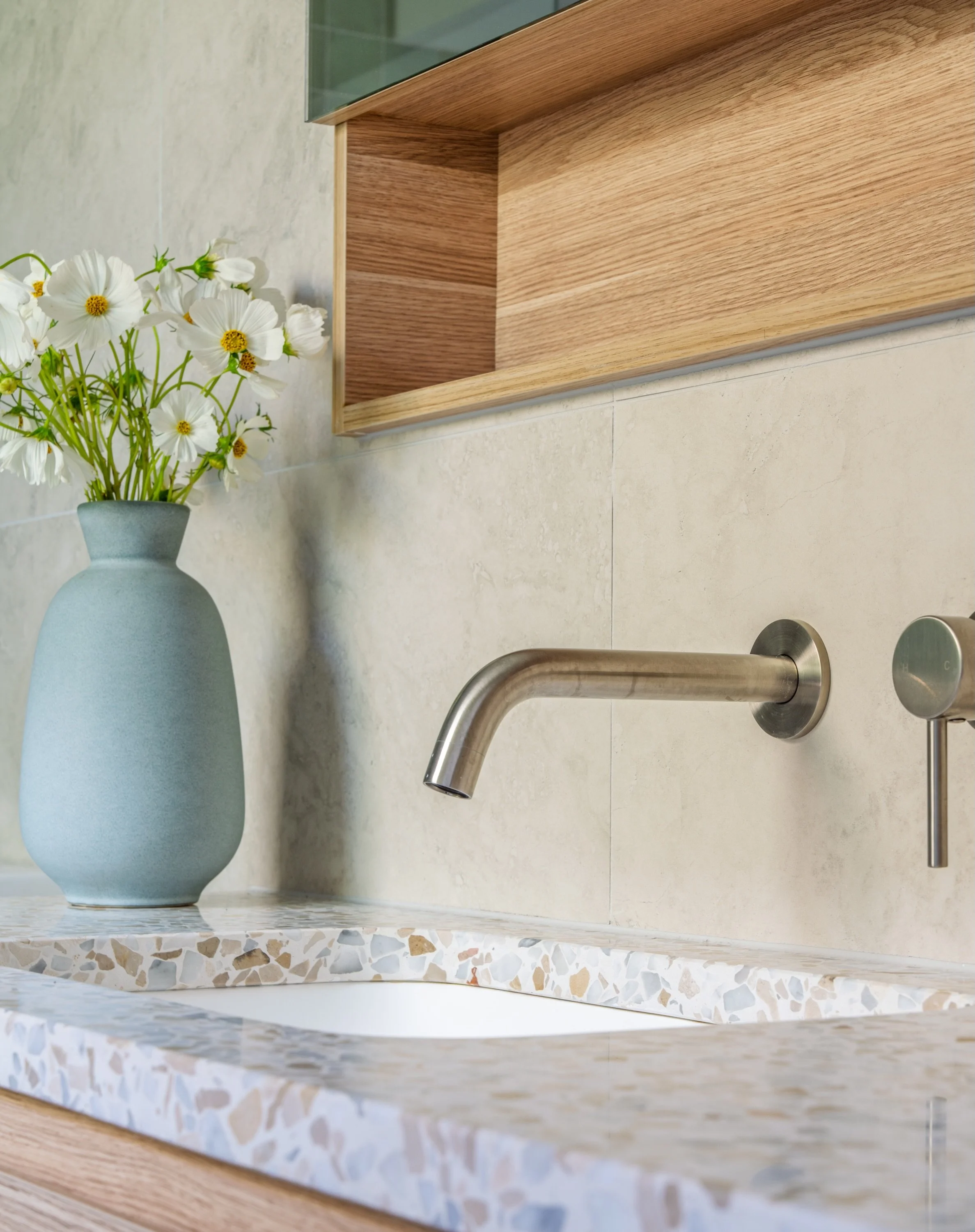 A moment for the materials of SEAVIEW 

Considered, textural and layered material selections elevated this coastal renovation. 

Design by us. Build @rhosh.group