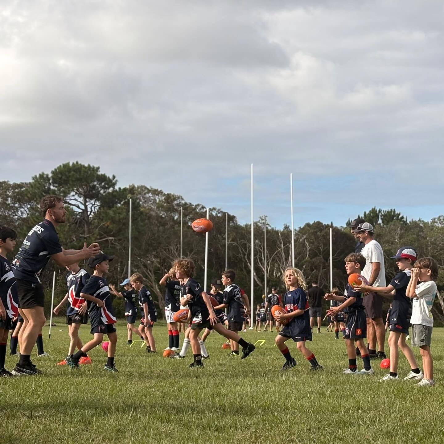 Our under 8 mixed teams and under 9 girls last night at training was a real vibe! Loved seeing all the smiling faces enjoying footy and fun 🤩