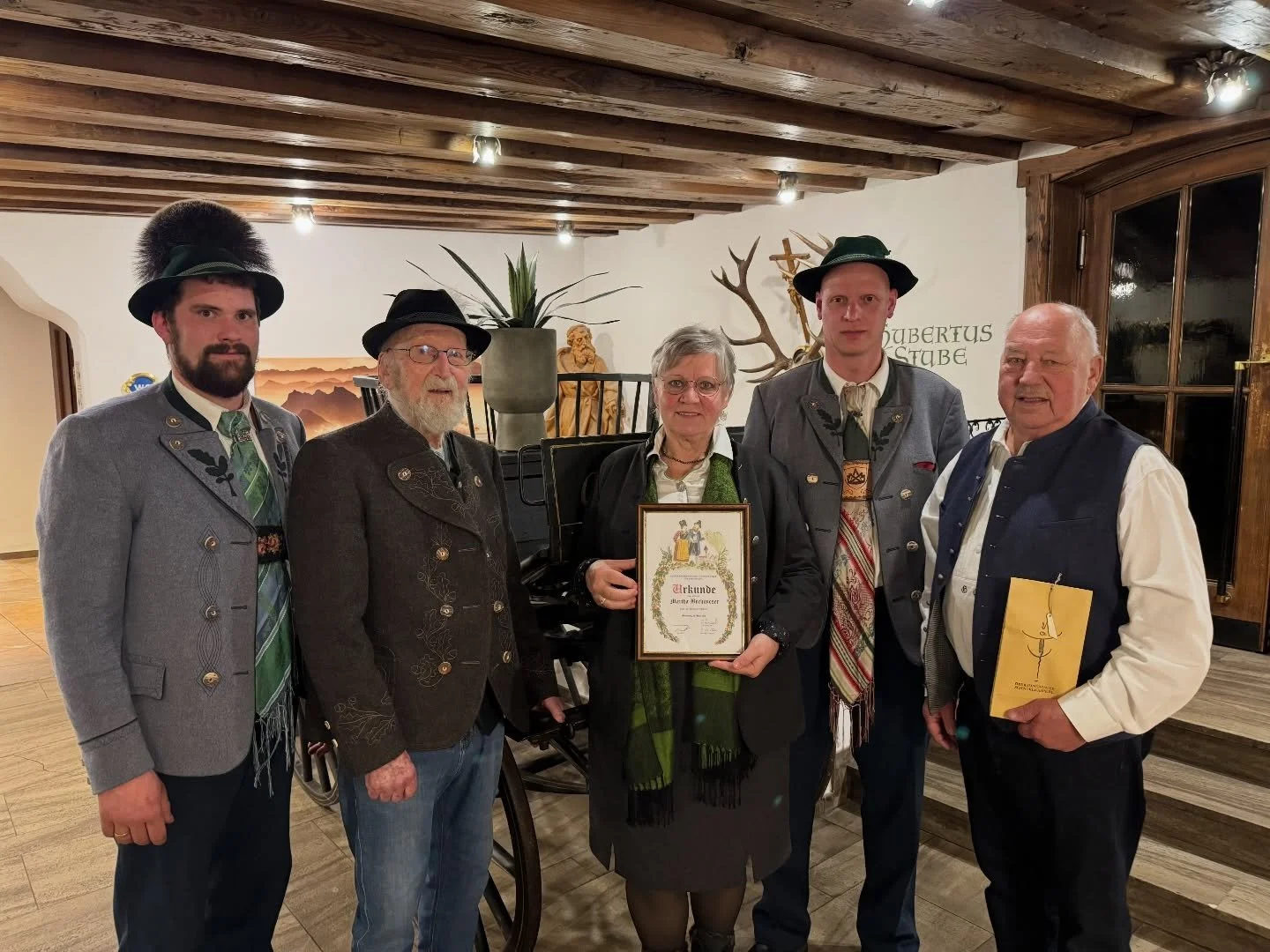 Jahreshauptversammlung 2026

Es gab dieses Jahr ein paar Ehrungen!
zu sehen auf dem ersten Bild 60 - 25 J&auml;hrige Treue!
Ebenfalls durften wir einige neue Mitglieder im Verein begr&uuml;&szlig;en!

Danke f&uuml;r das zahlreiche Erscheinen!

Danke 