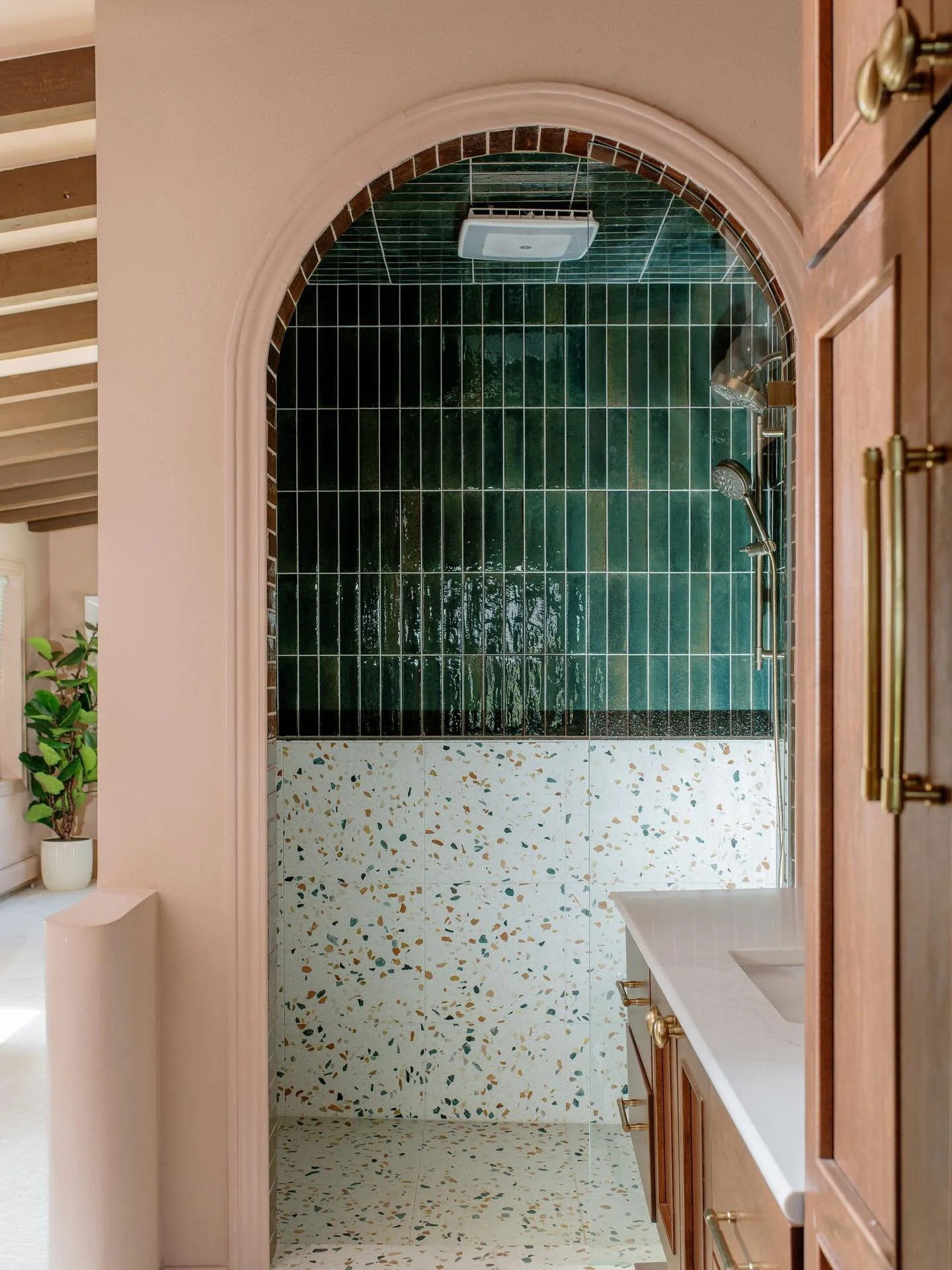 The curves in this project are some of the best details. 🫶🏻 The shower opening with contrast tile is so fun, and the half walls with the curved ends make the entry to the bathroom area feel soft and special. What&rsquo;s your favorite part of this 