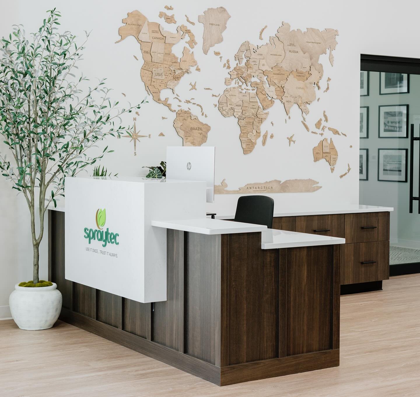 Continuing our @spraytec_usa office reveal with the entryway and custom desk ✨ We love how bright, clean and inviting this space is. The map on the wall represents this global brand that is still growing 💪🏽 🌱 Yes I put the map together, yes I had 