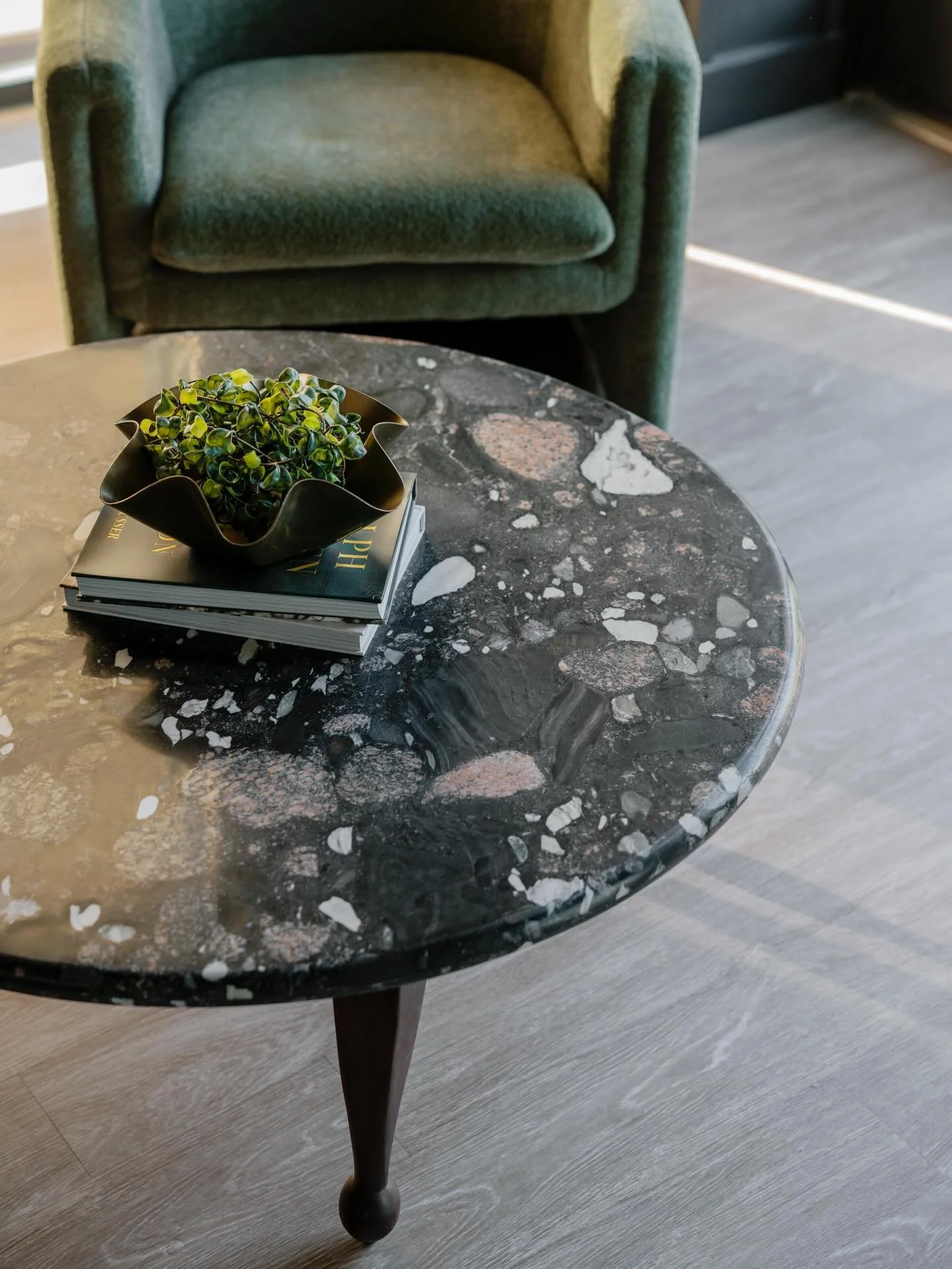 This office project felt really special because of the idea that the break room / lounge should feel more comfortable and residential. We really got to blend function, durability and style in this space and we love how it turned out 💕