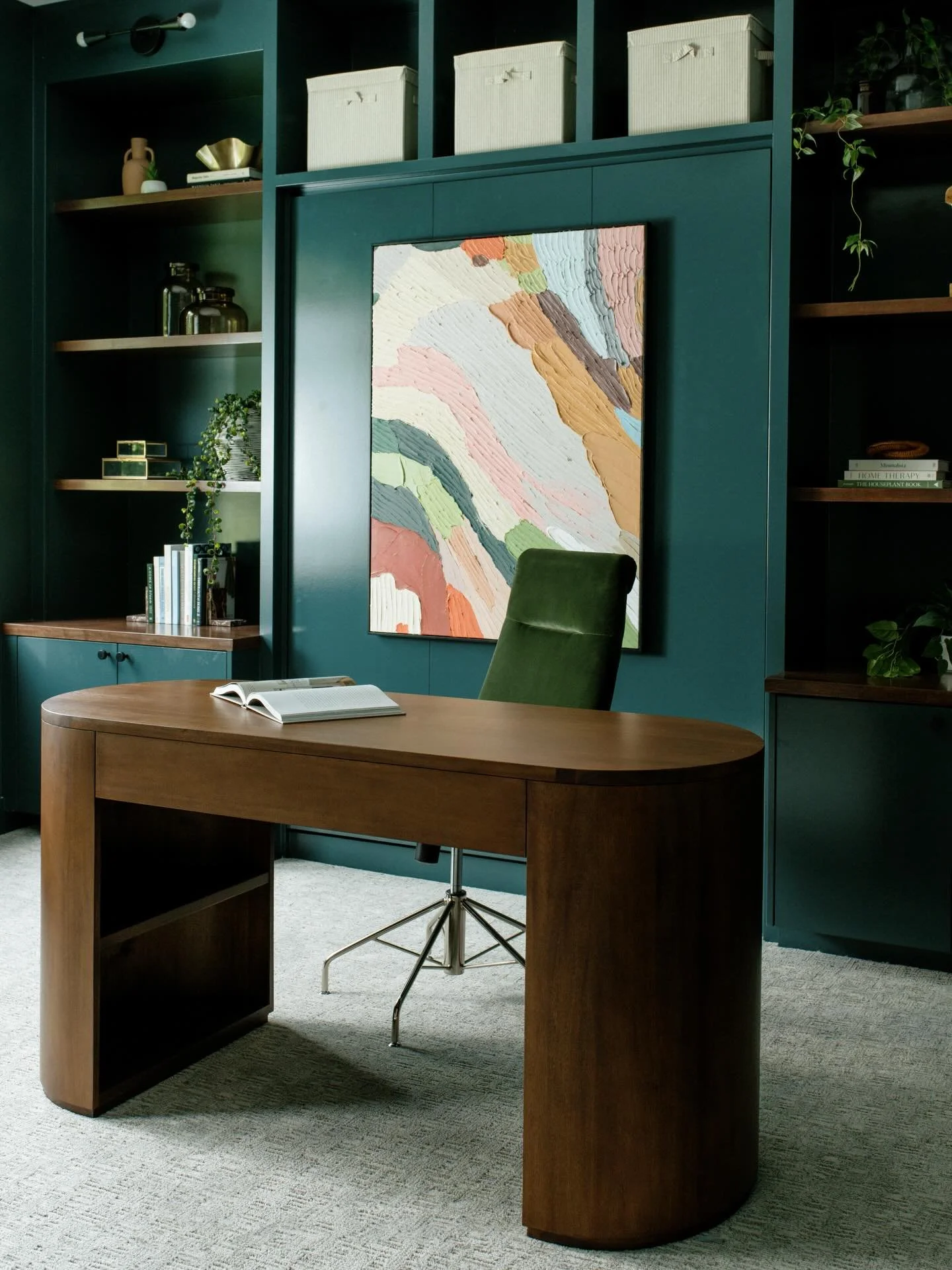 Revisiting this multipurpose space to remind everyone that there are many ways to add space for guests (especially around the holidays!) without it being a year round guest room.  This office-turned-guest room is a great example of that. Swipe to see