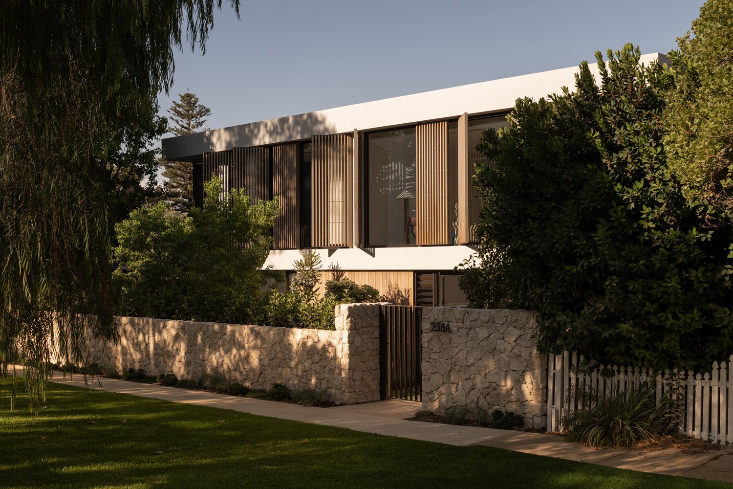 perth-cottesloe-maek-custom-luxury-home-exterior-timber-screen-stone-fence-landscaping-2.jpg