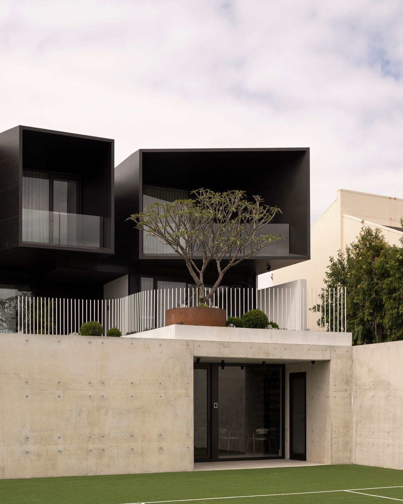 Formed as a stack of assorted volumes that optimise views outward, this home is an architectural exploration of linear planes and fine craftsmanship, creating a striking facade that resonates with the streetscape while maintaining a key focus on mate