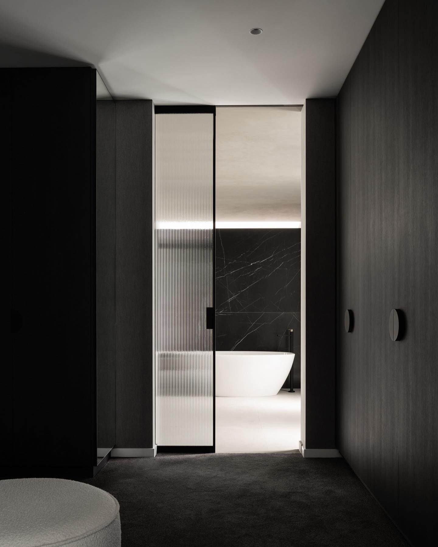 Contrasting elements overlay a boldness between spaces and draw focus to framed views within the home. The monochromatic palette is reinforced by the use of limited yet intentional materiality, allowing the light filled ensuite to stand proud, emergi