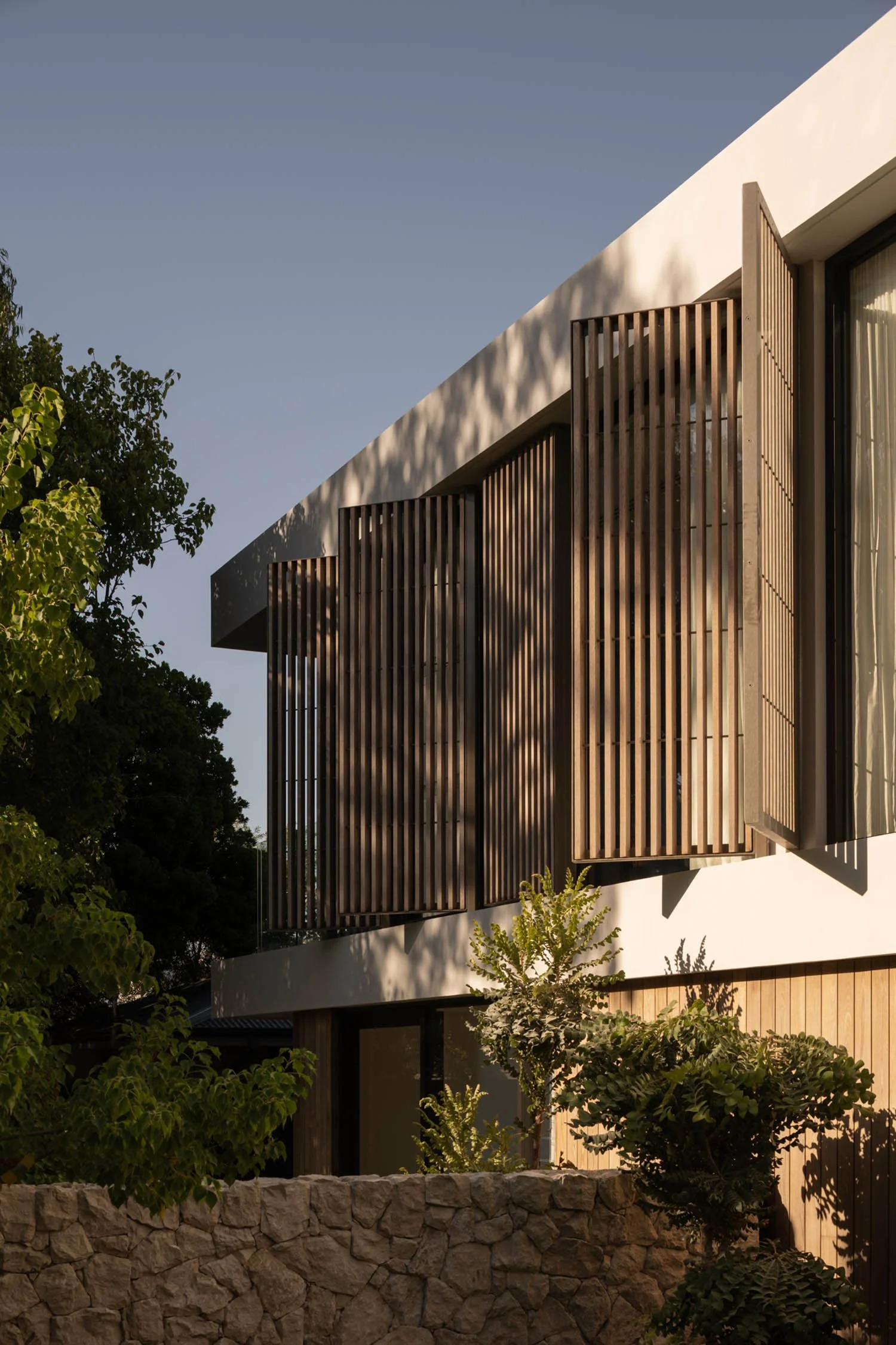 perth-cottesloe-maek-custom-luxury-home-exterior-timber-screen-landscaping.jpg