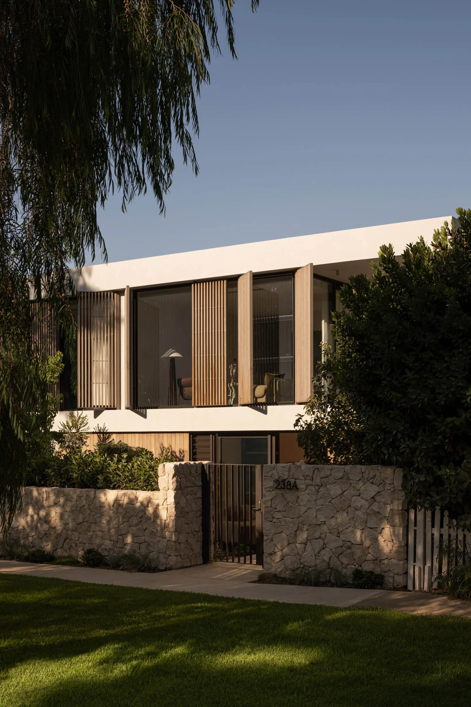 perth-cottesloe-maek-custom-luxury-home-exterior-timber-screen-stone-fence-landscaping-1.jpg