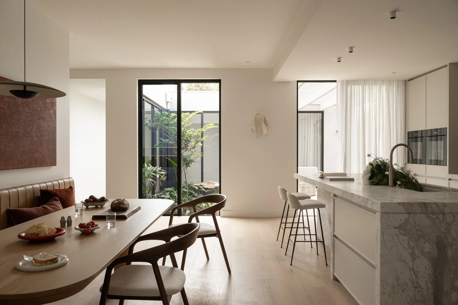 perth-cottesloe-maek-custom-luxury-home-interior-design-kitchen-natural-stone-marble-artedomus-selenis-cult-design-loam.jpg