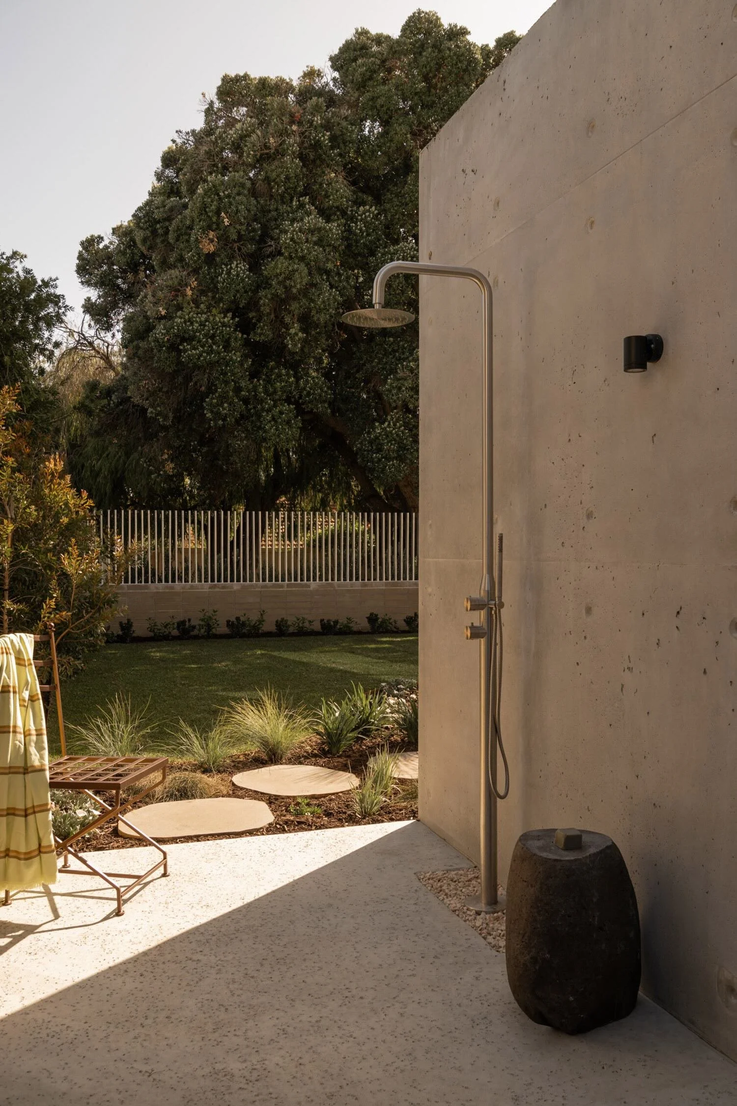 perth-swanbourne-maek-custom-luxury-home-off-form-concrete-outdoor-shower.jpg