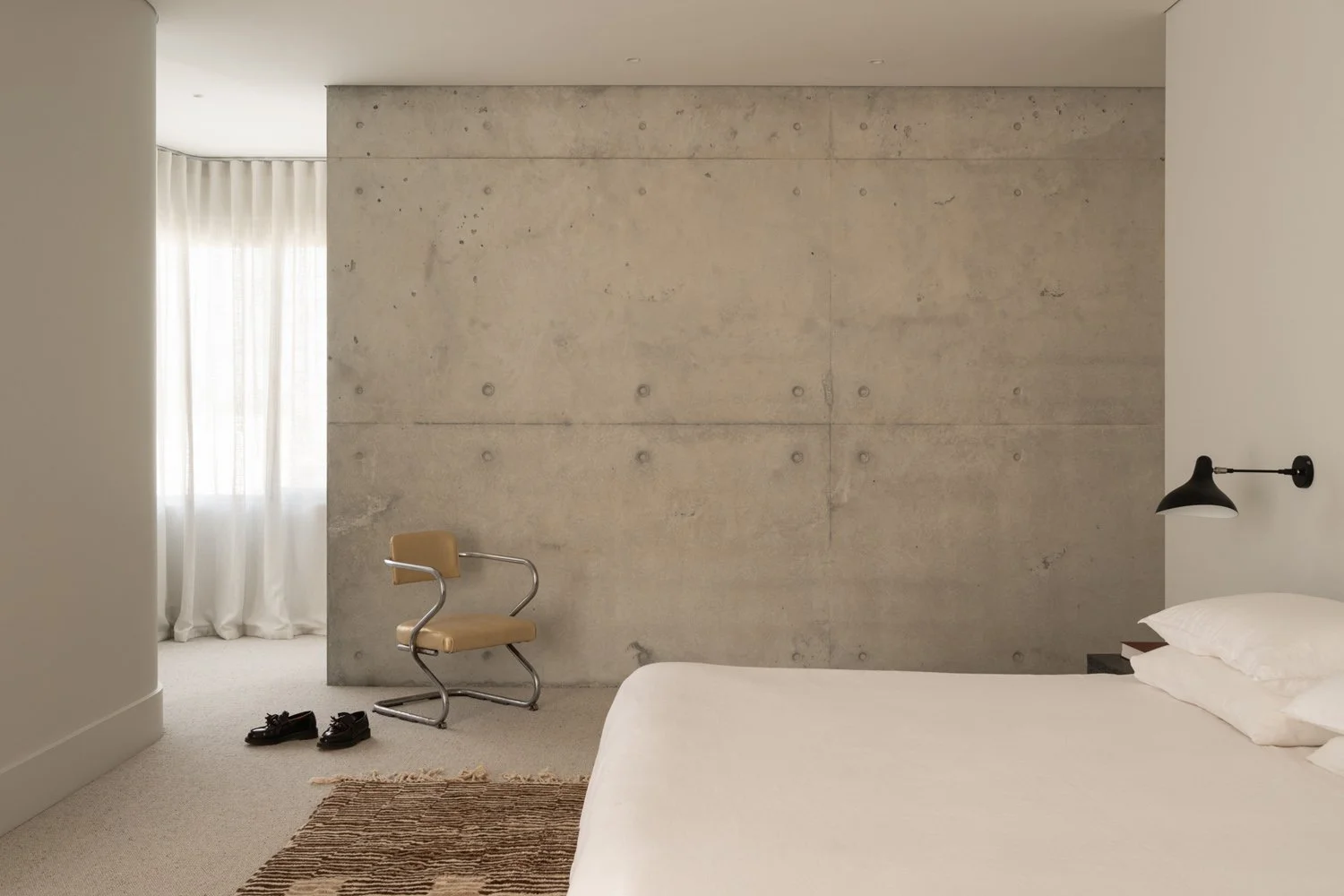perth-swanbourne-maek-custom-luxury-home-off-form-concrete-interior-design-bedoom.jpg