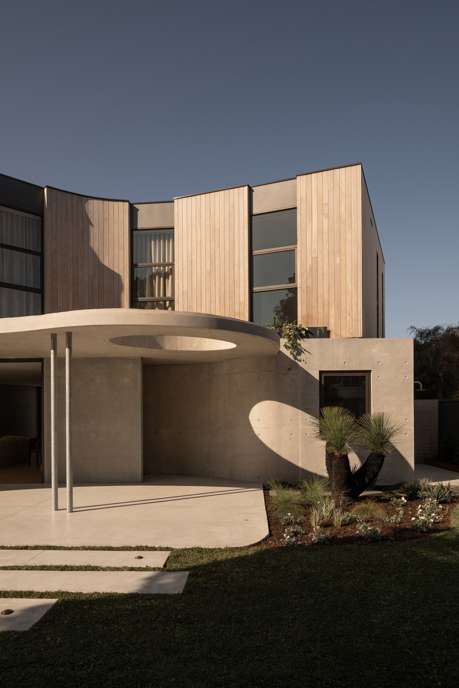 perth-swanbourne-maek-custom-luxury-home-off-form-concrete-sculptural-front-entry.jpg