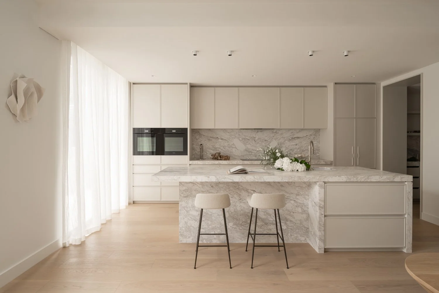 perth-cottesloe-maek-custom-luxury-home-interior-design-kitchen-natural-stone-marble-artedomus-selenis-cult-design-1.jpg