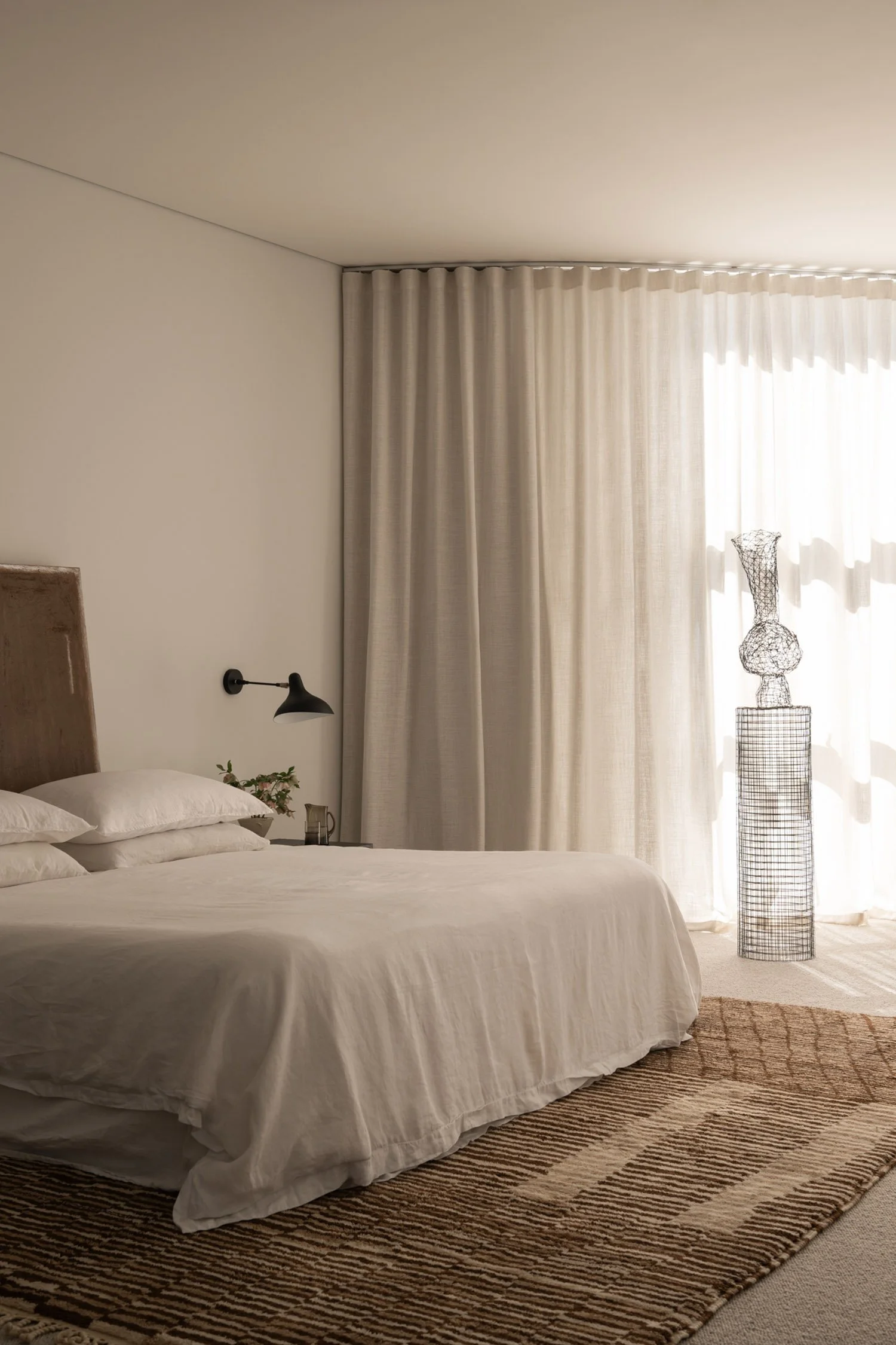 perth-swanbourne-maek-custom-luxury-home-neutral-bedroom.jpg