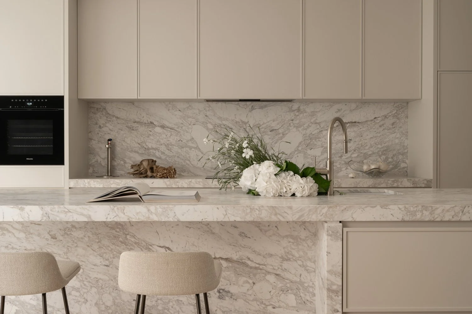 perth-cottesloe-maek-custom-luxury-home-interior-design-kitchen-natural-stone-marble-artedomus-selenis-cult-design-2.jpg