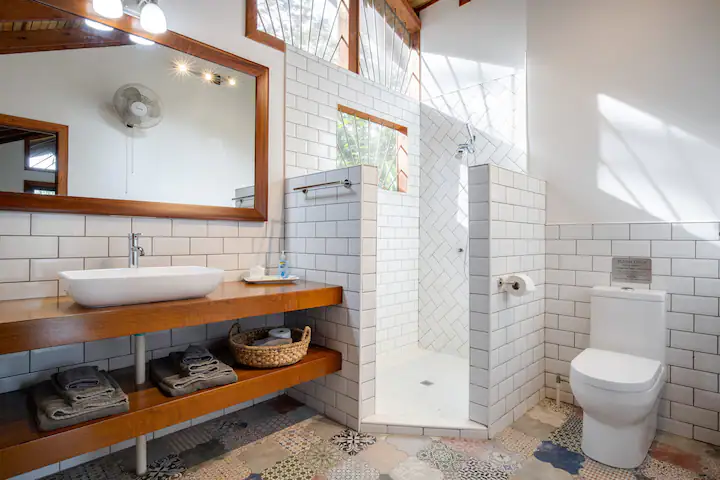 Full Bathroom #1