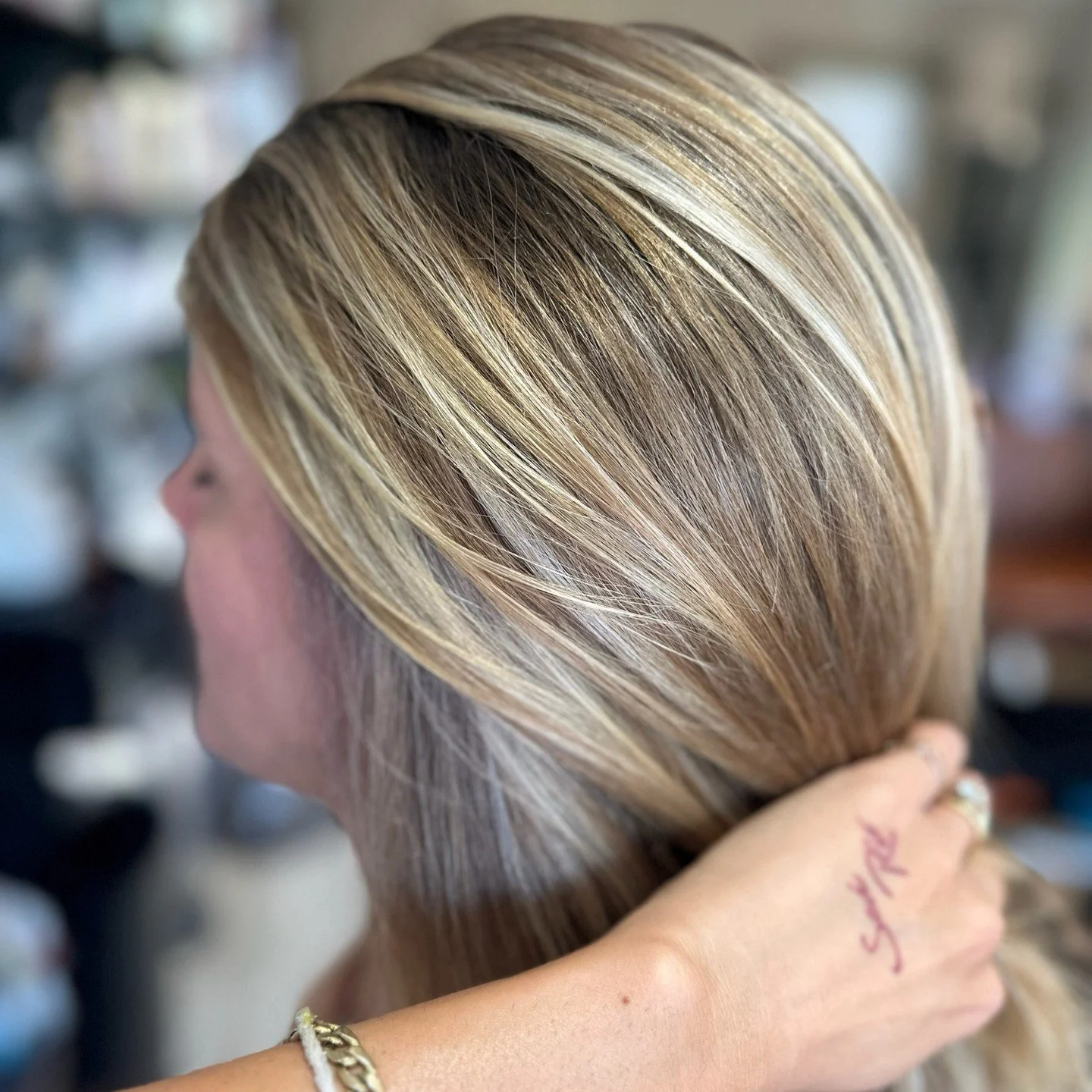 Sunkissed blonde for all the island babes 

 #blondehair #sunkissed #sunkissedblonde #dimensionalhaircolor #balayage #highlights #beachyblonde #mauihairstylist #mauiblonde #hawaiihairstylist #hawaiiblonde