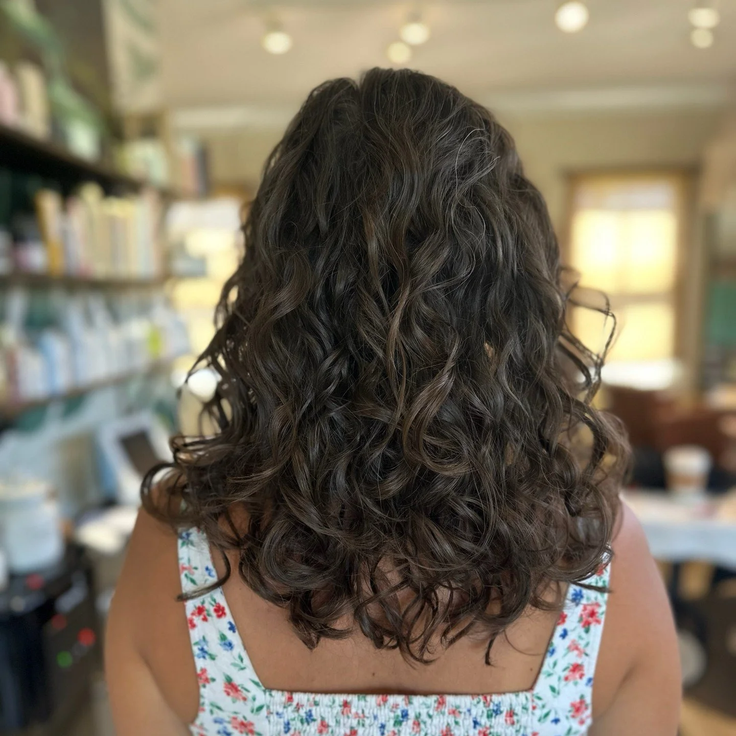 𝐍𝐮𝐦𝐛𝐞𝐫 𝐨𝐧𝐞 𝐭𝐢𝐩&hellip;.

Put your products in when your hair is dripping wet 💧 

Water is your best friend when stylist curls&hellip;&hellip;..Water=Moisture 

 #curlyhair #curlyhairtips #beforeandafter #curlycut #curlycolor #curlyhairma