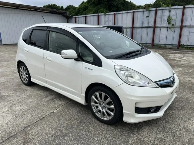 394468 2013 HONDA FIT HYBRID HATCHBACK.jpg