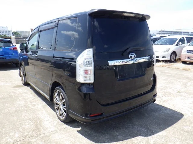 395322 2013 TOYOTA VOXY WAGON 2.jpg