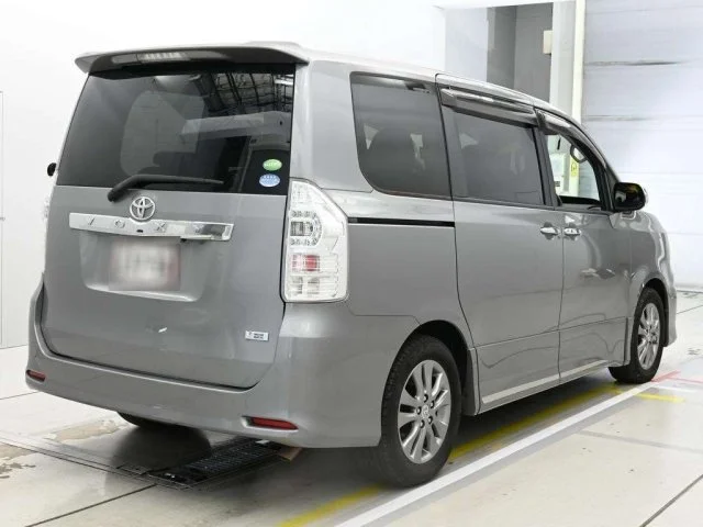384958 2013 TOYOTA VOXY WAGON 2.jpg